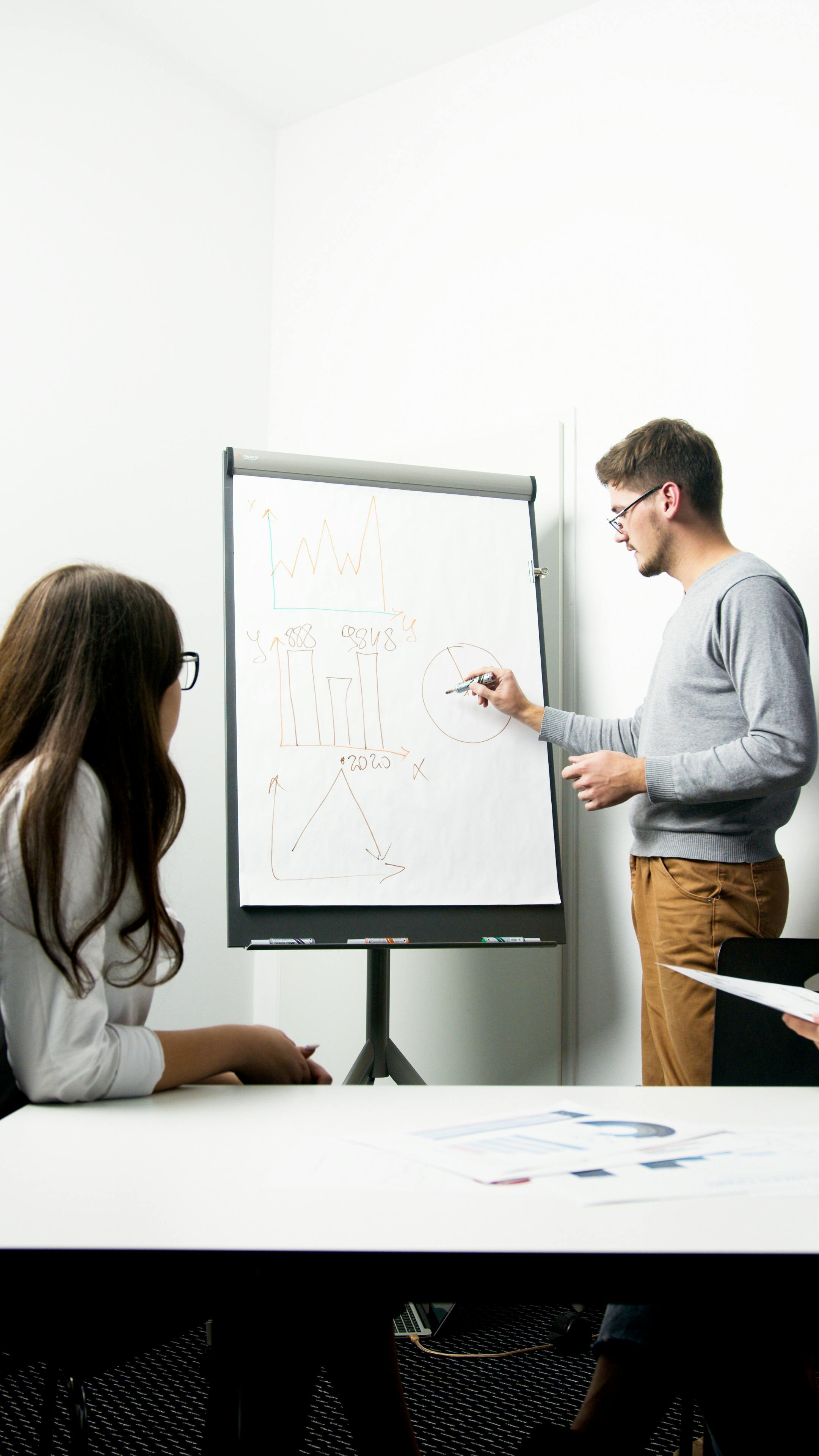 Personas dando una presentación en inglés