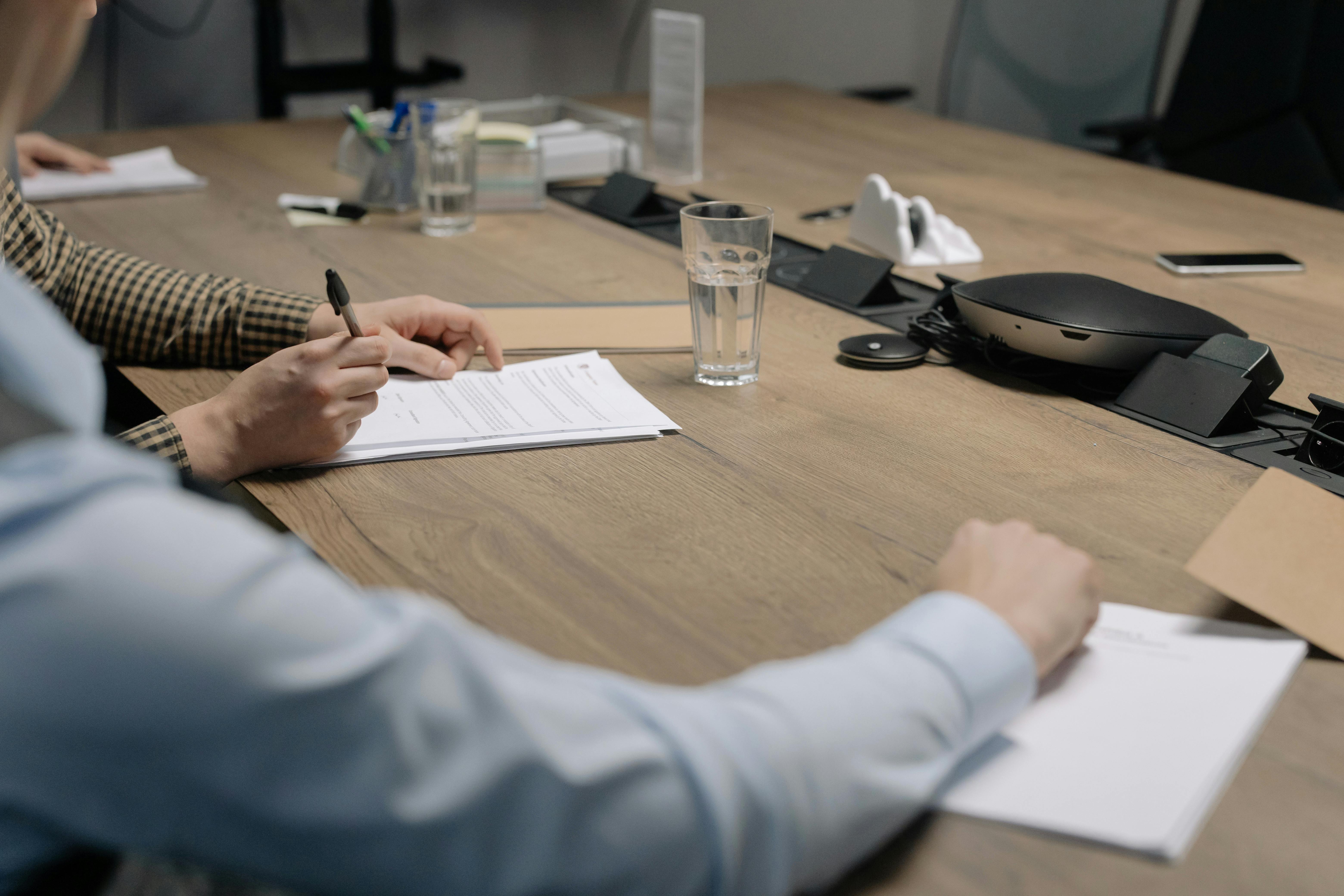 Personas debatiendo en inglés