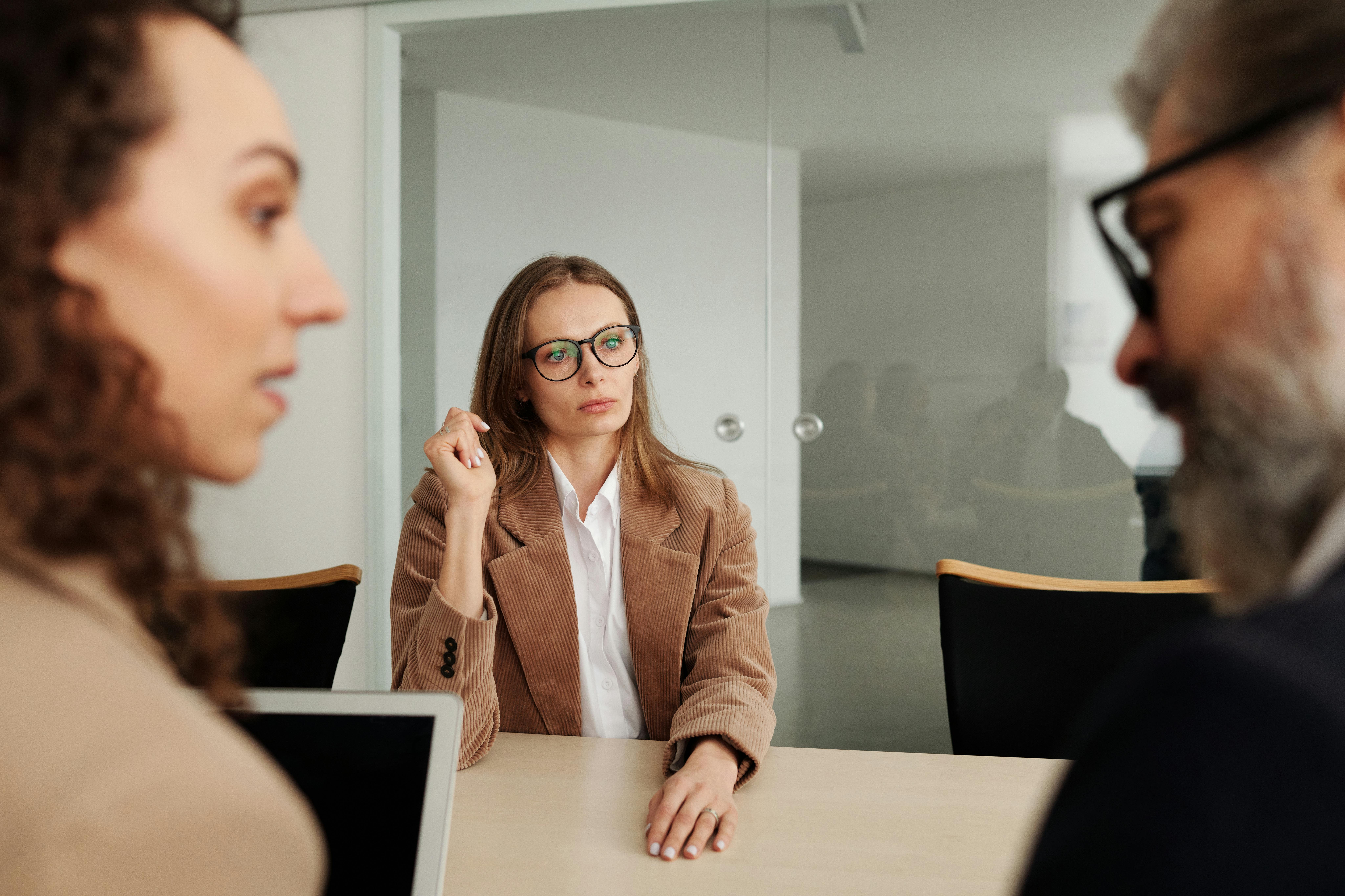 Personas charlando e interrumpiéndose