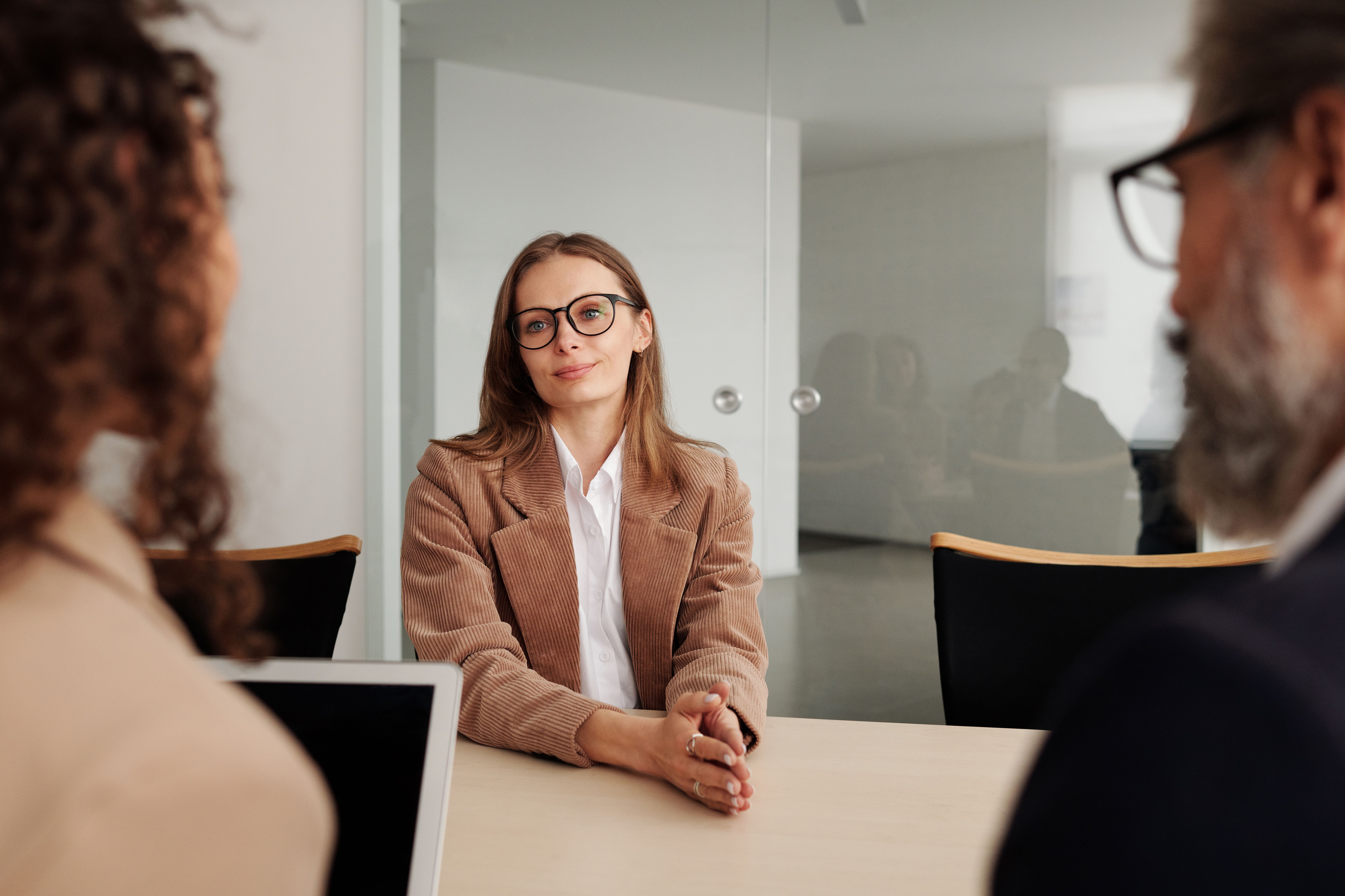 Mujer en entrevista de trabajo