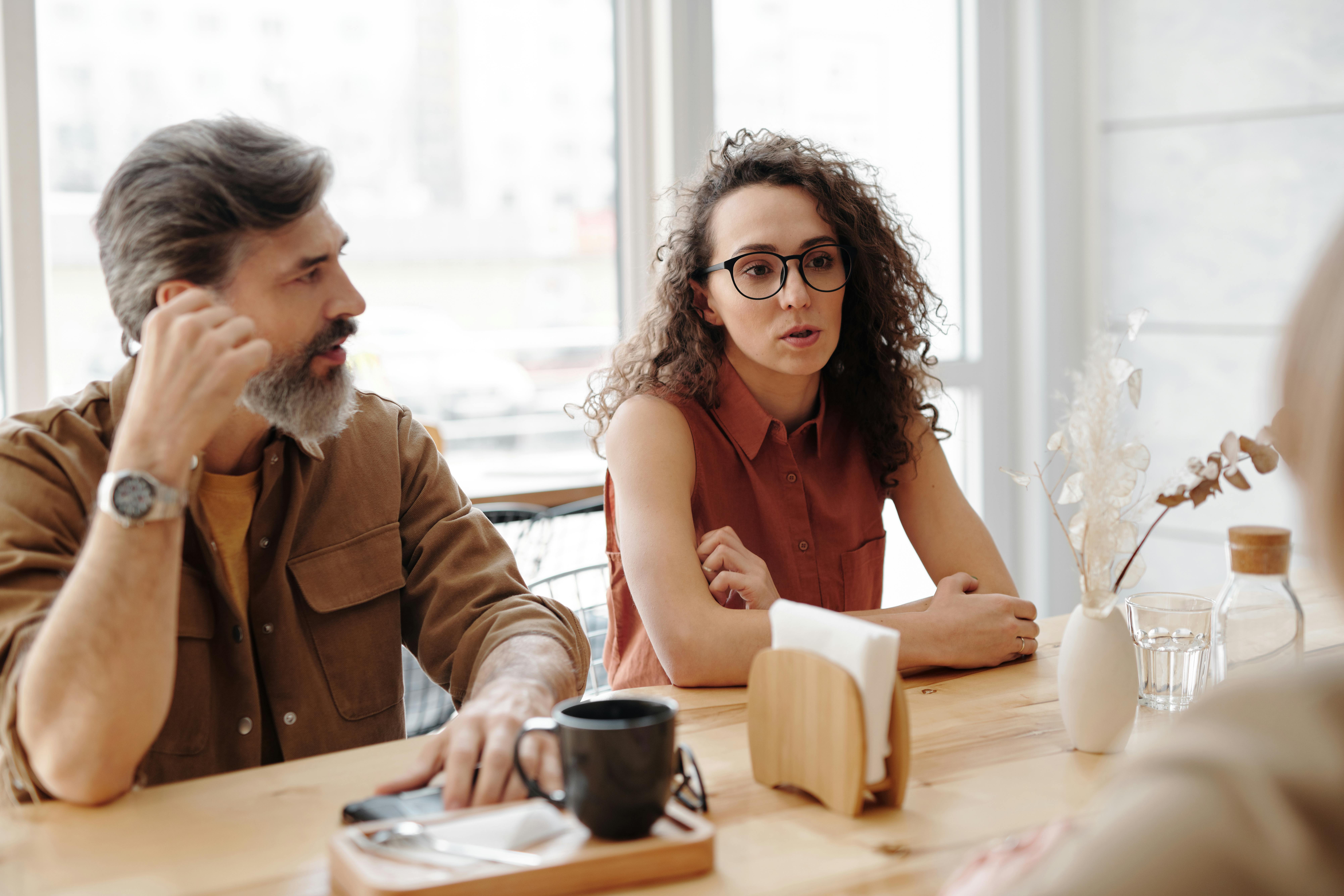 Personas en una conversación en inglés