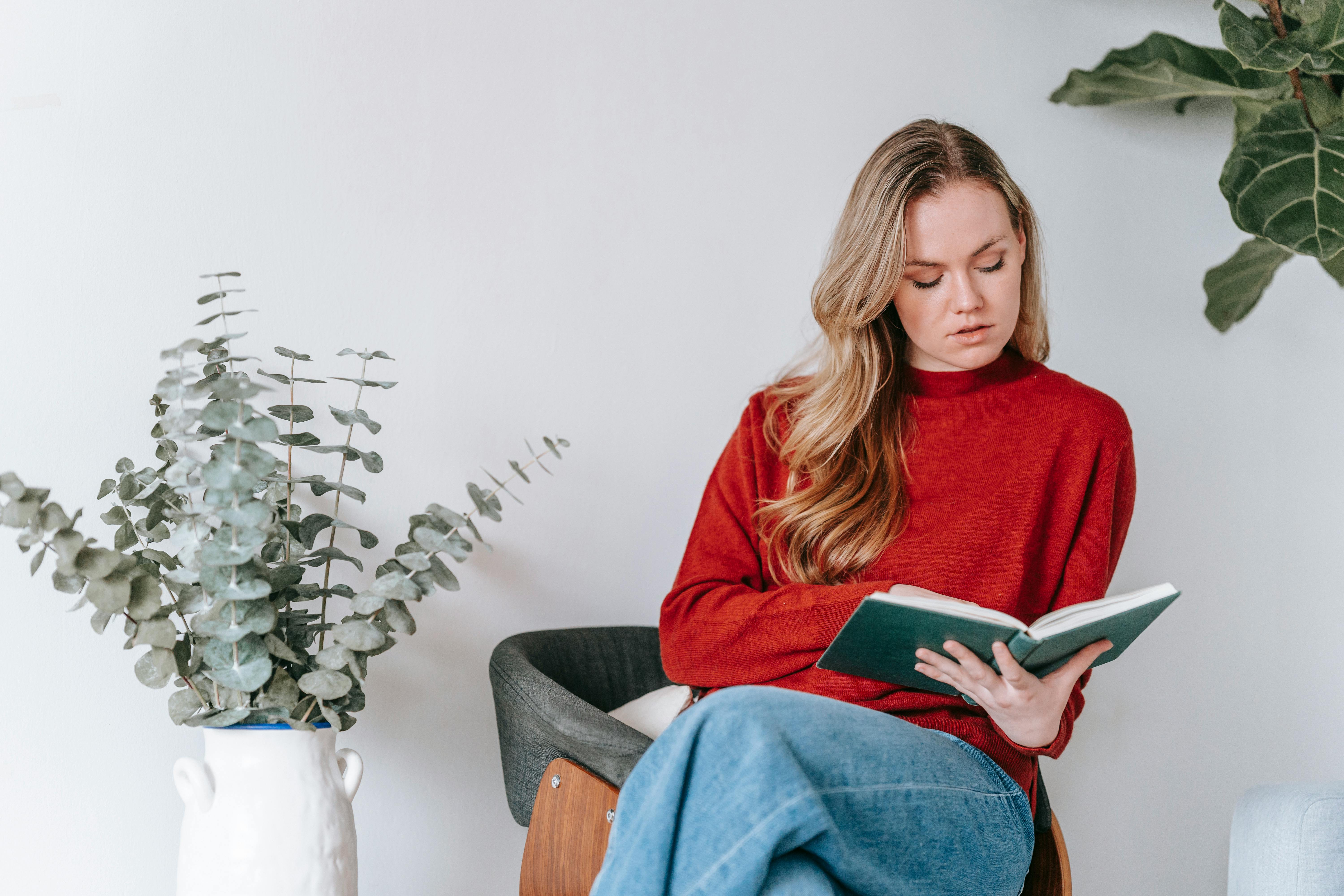 Mujer leyendo en inglés