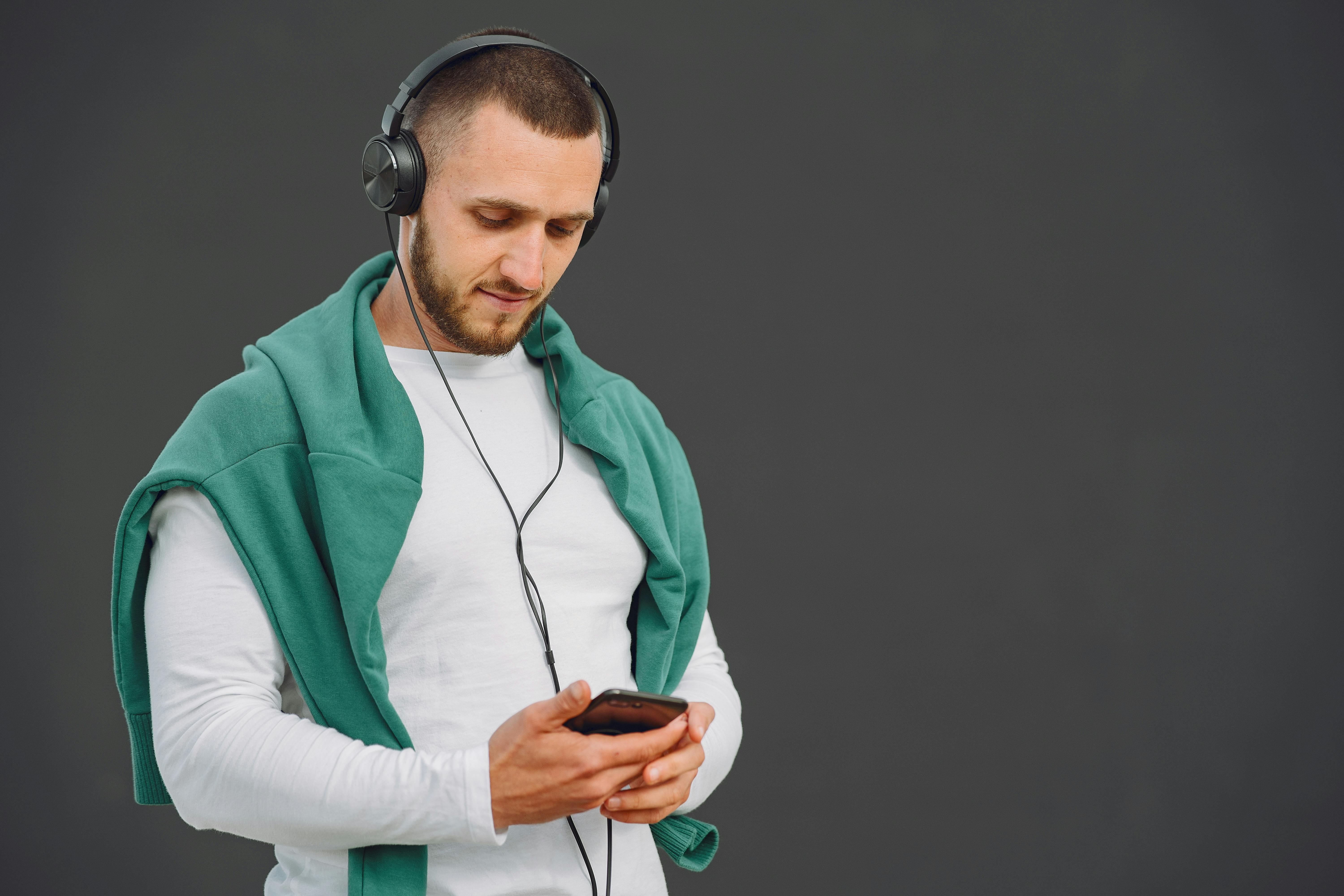 Hombre escuchando música en inglés