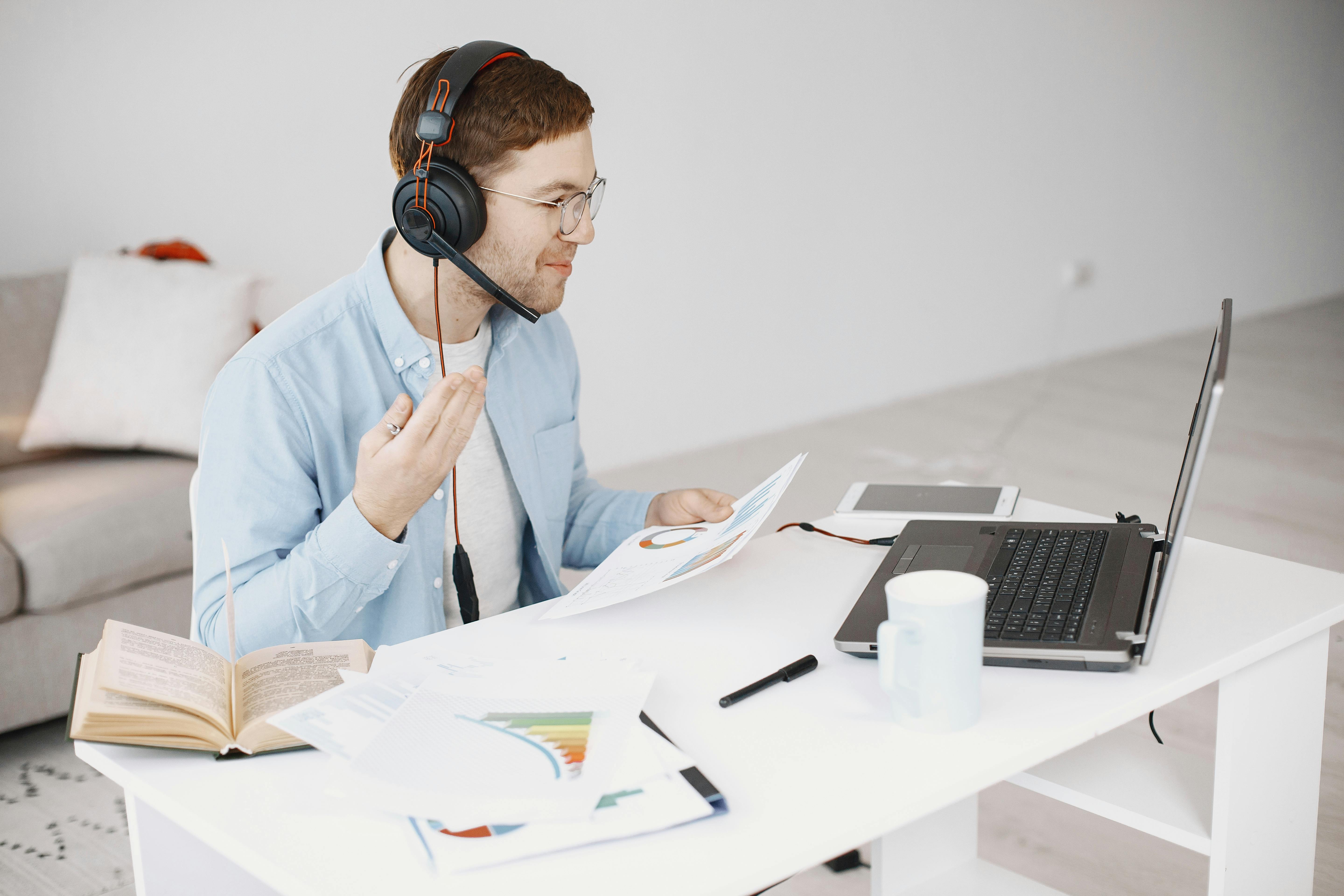 Hombre teniendo una teleconferencia en inglés