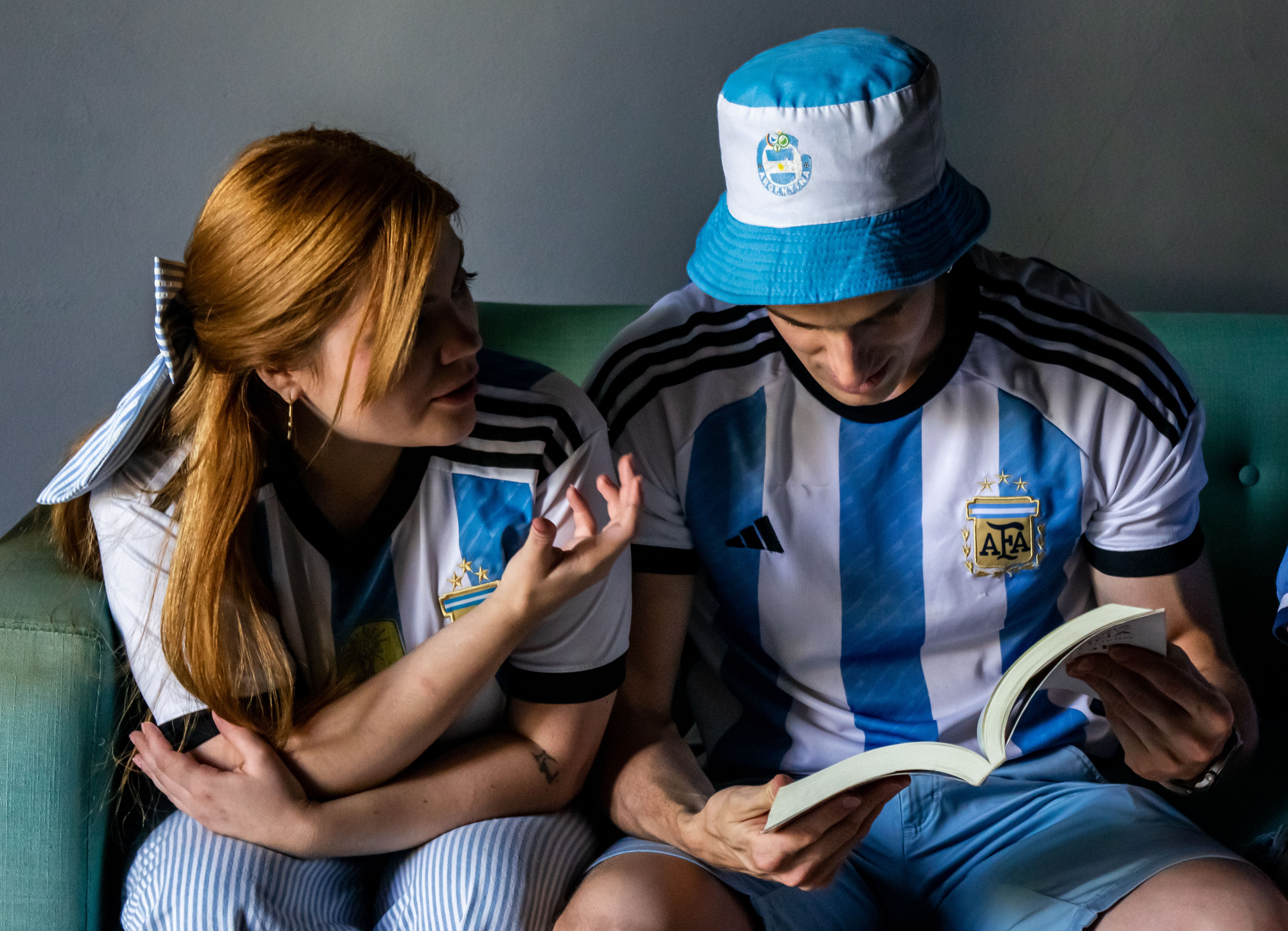 Personas aprendiendo inglés con la camiseta de Argentina