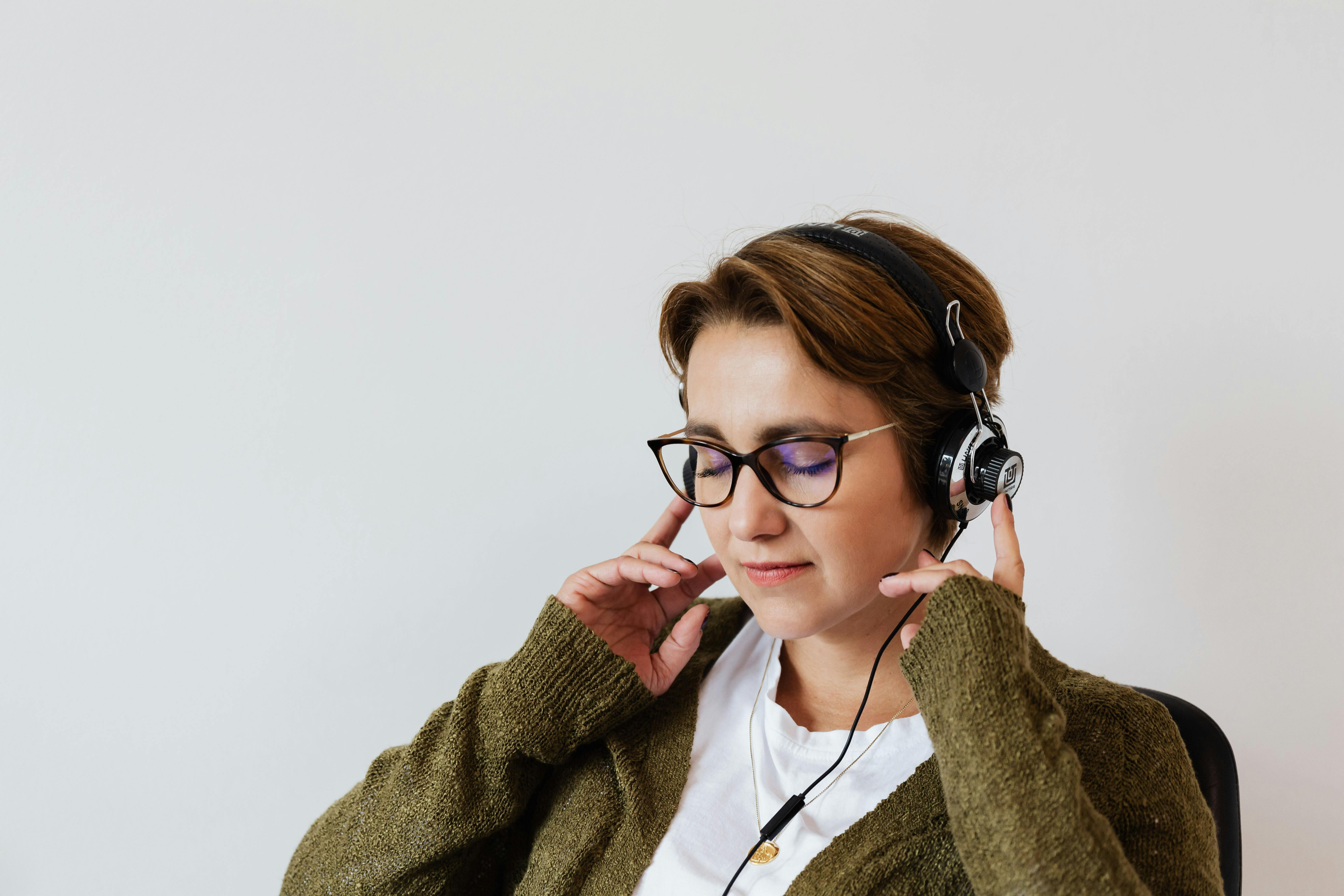 Mujer escuchando en inglés e intentando entender