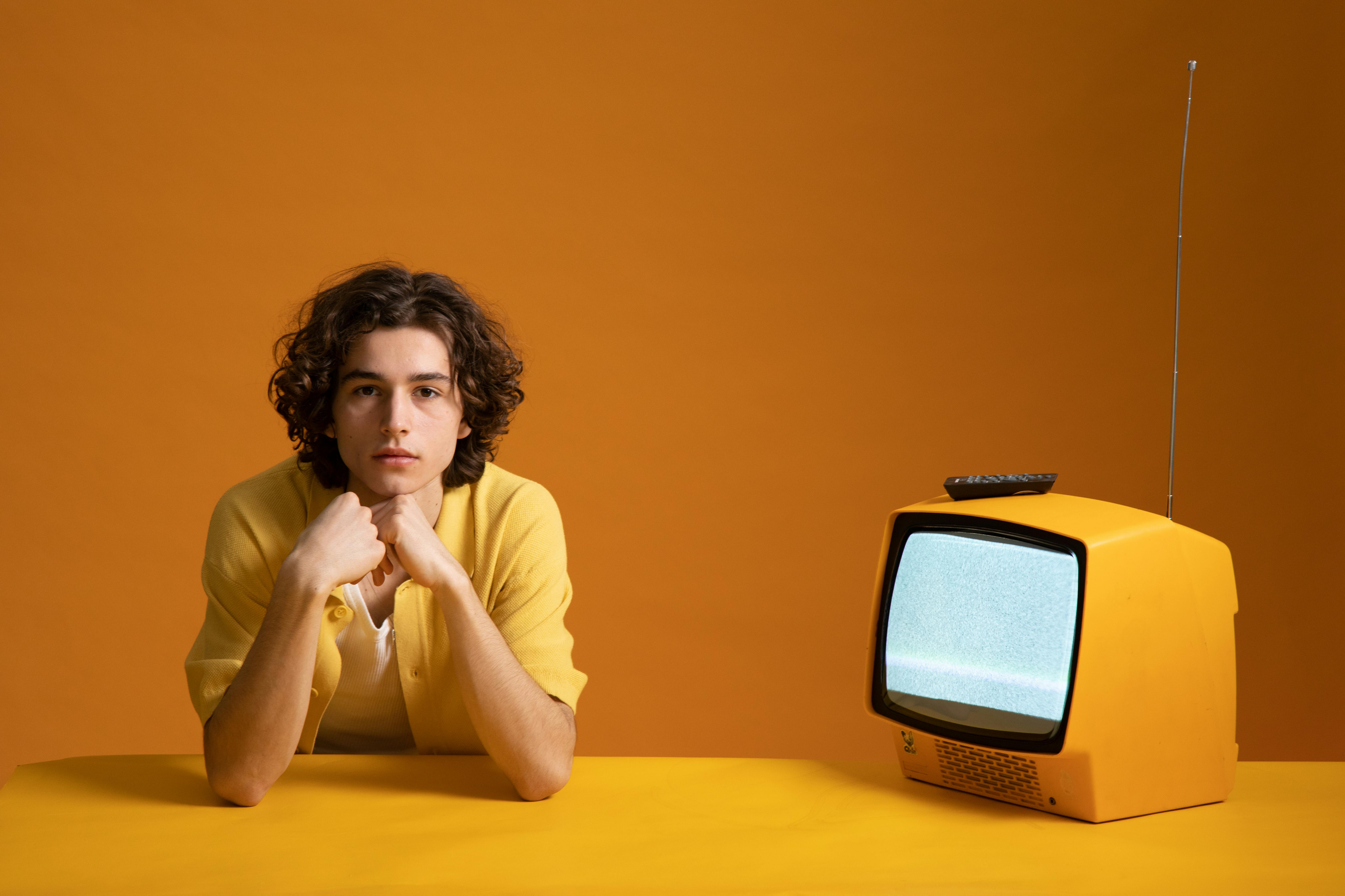 Chico mirando tele en inglés