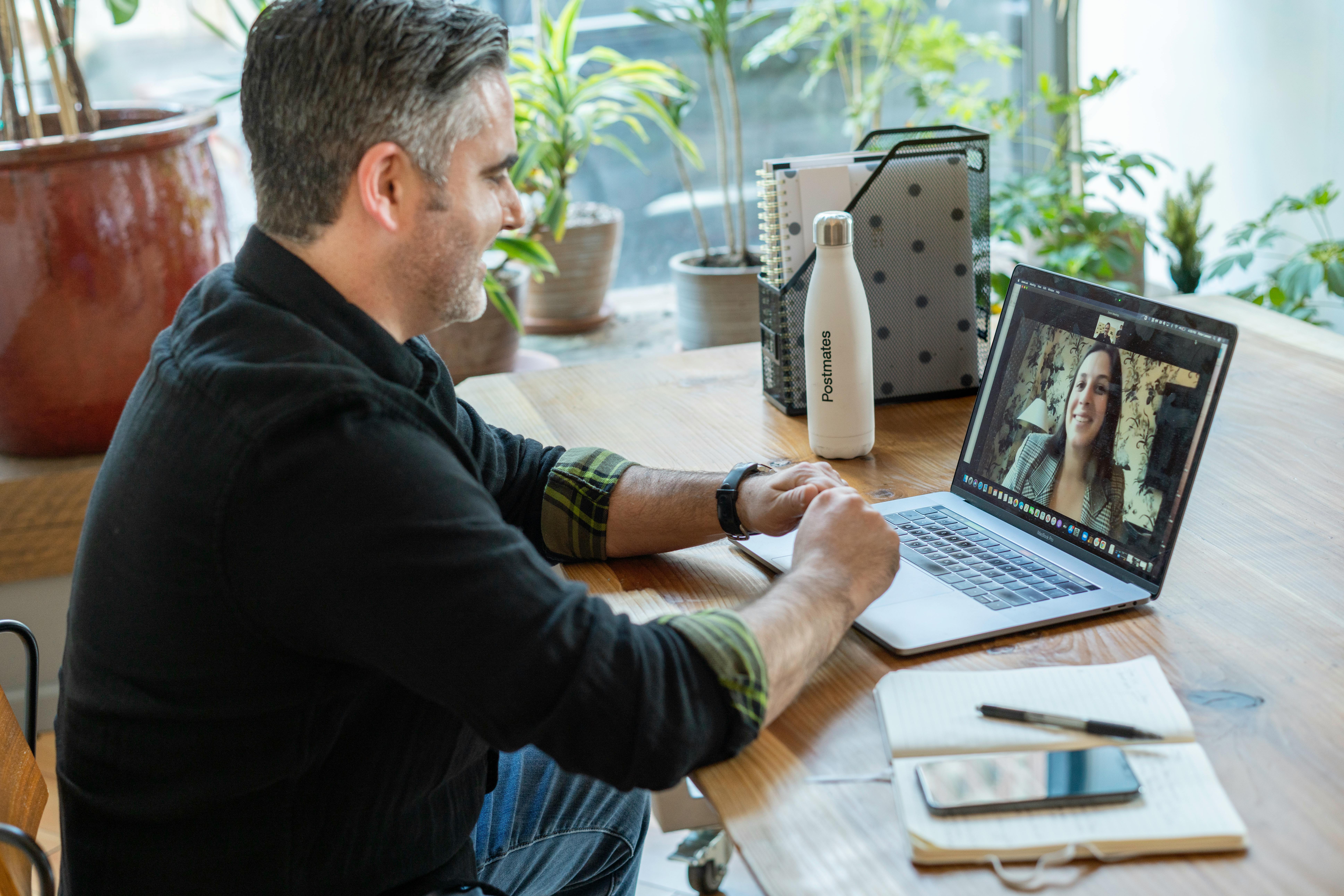 Persona en una videoconferencia en inglés