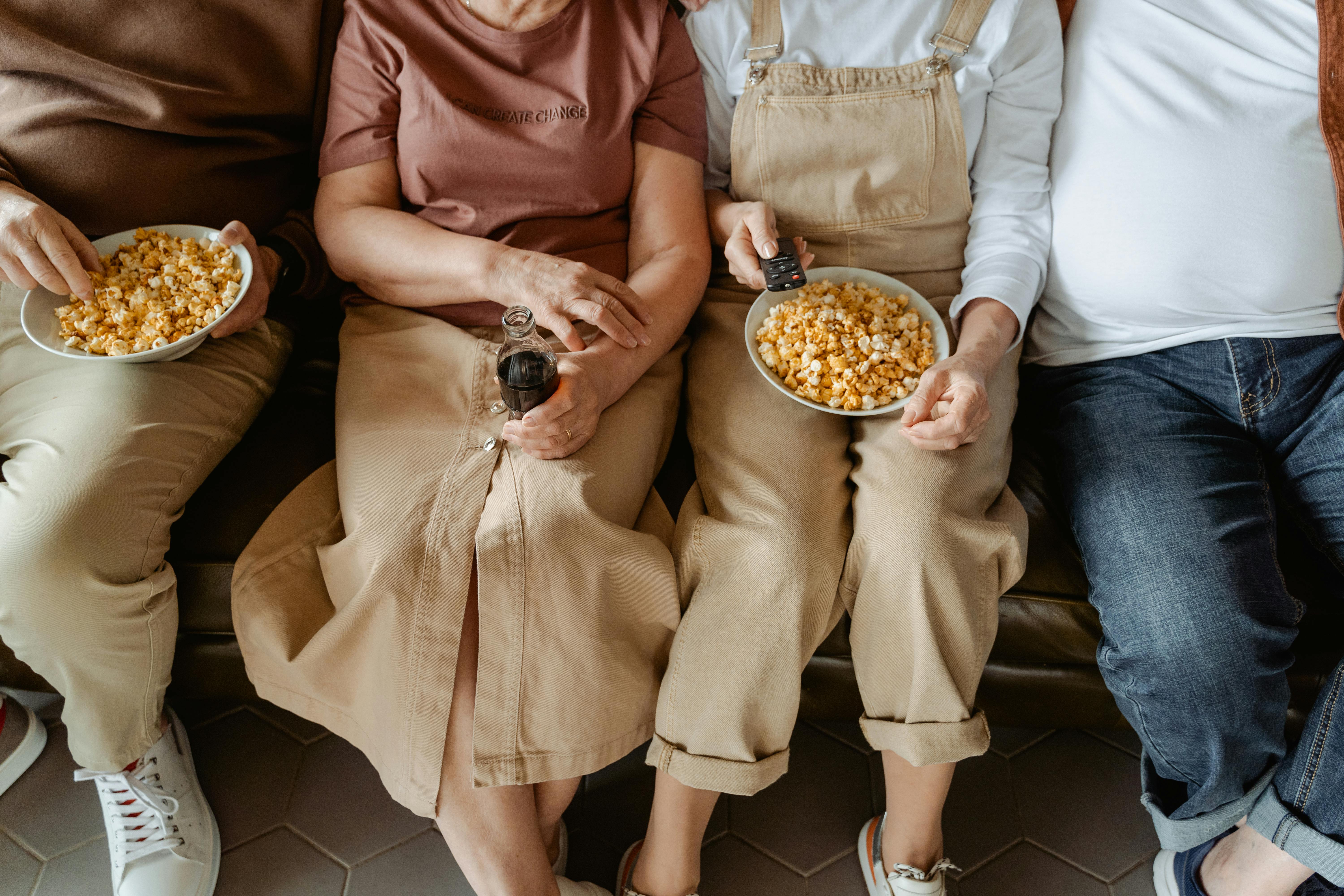 Personas mirando una película en inglés