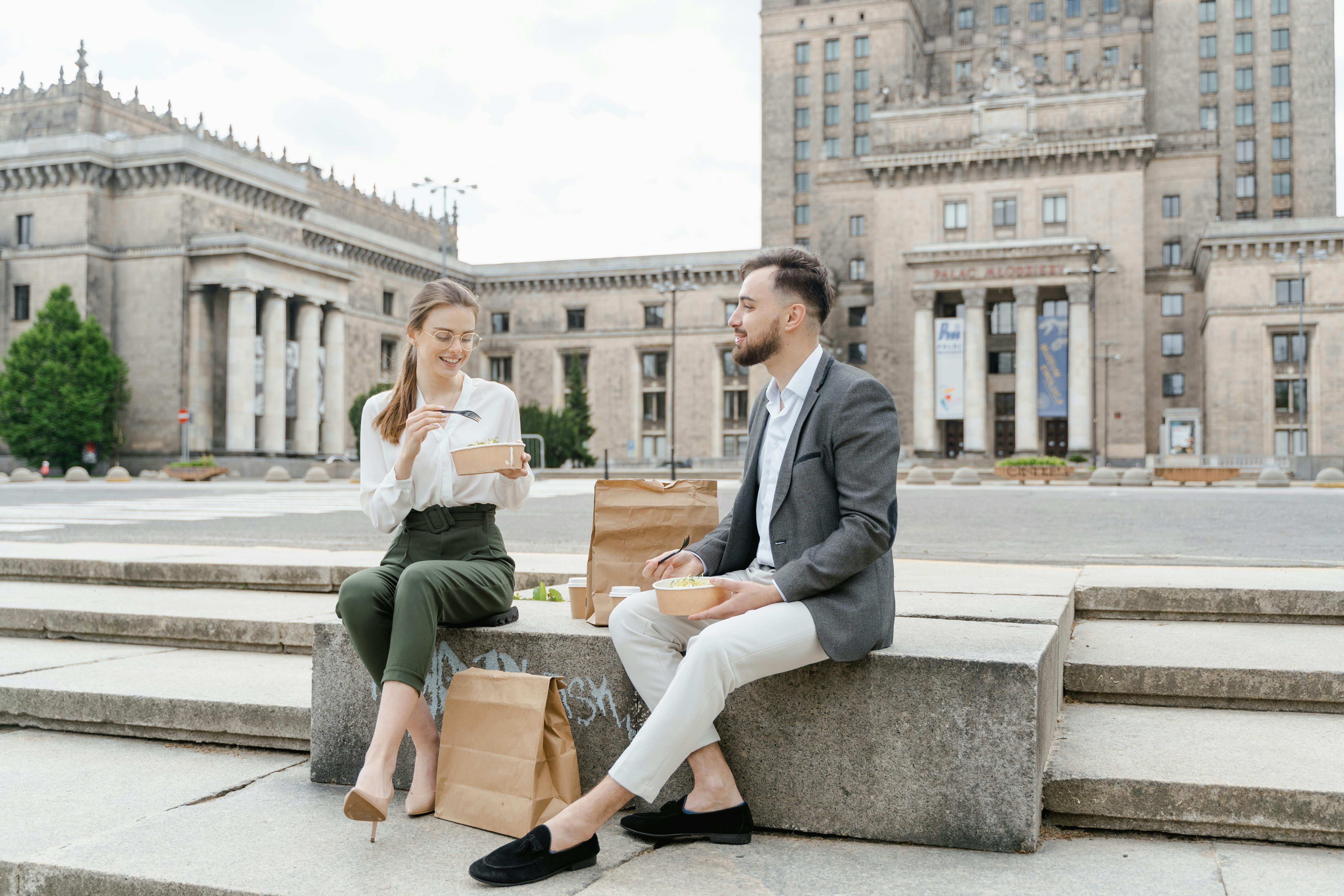 Compañeros de trabajo almorzando en inglés