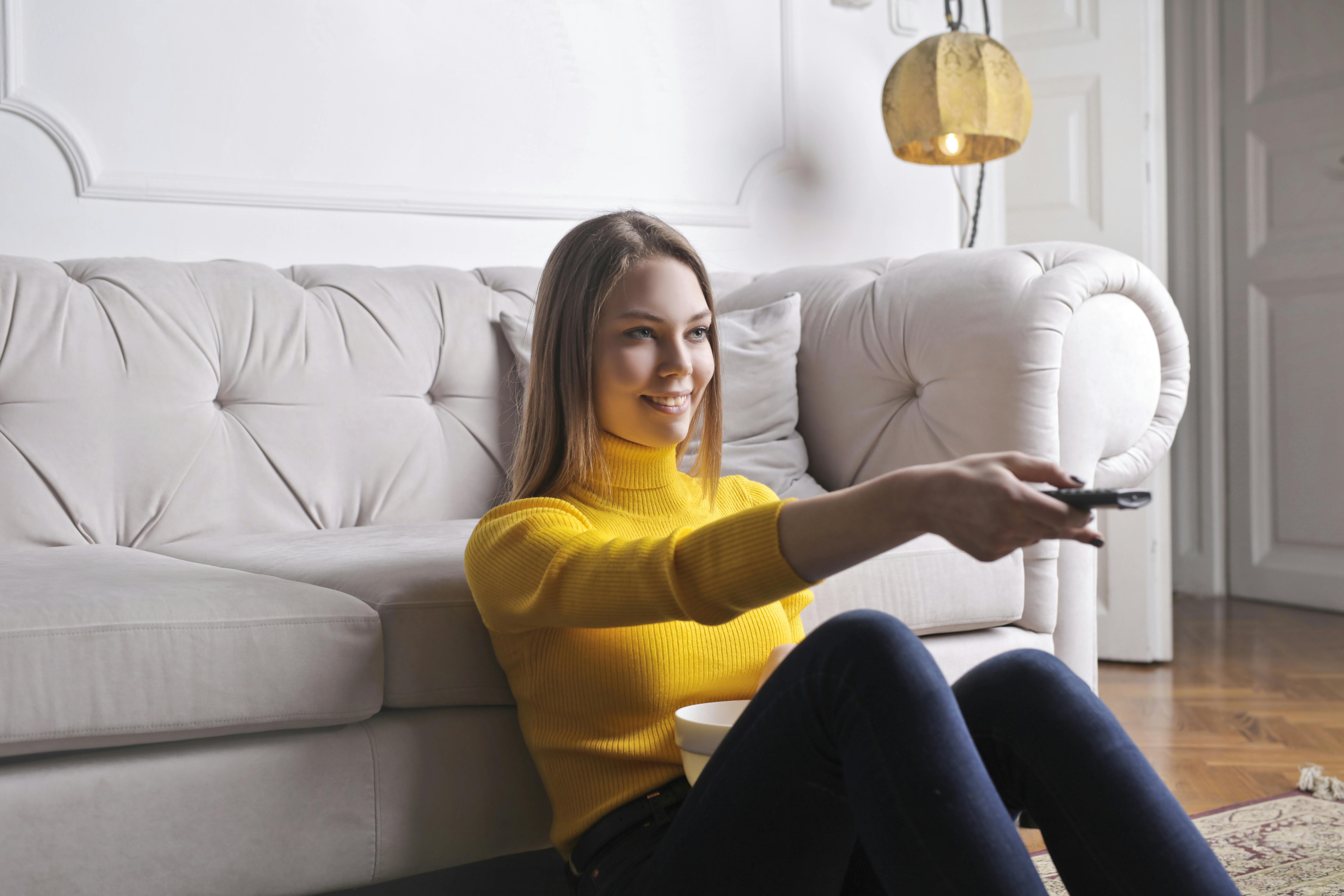 Mujer mirando series para aprender inglés