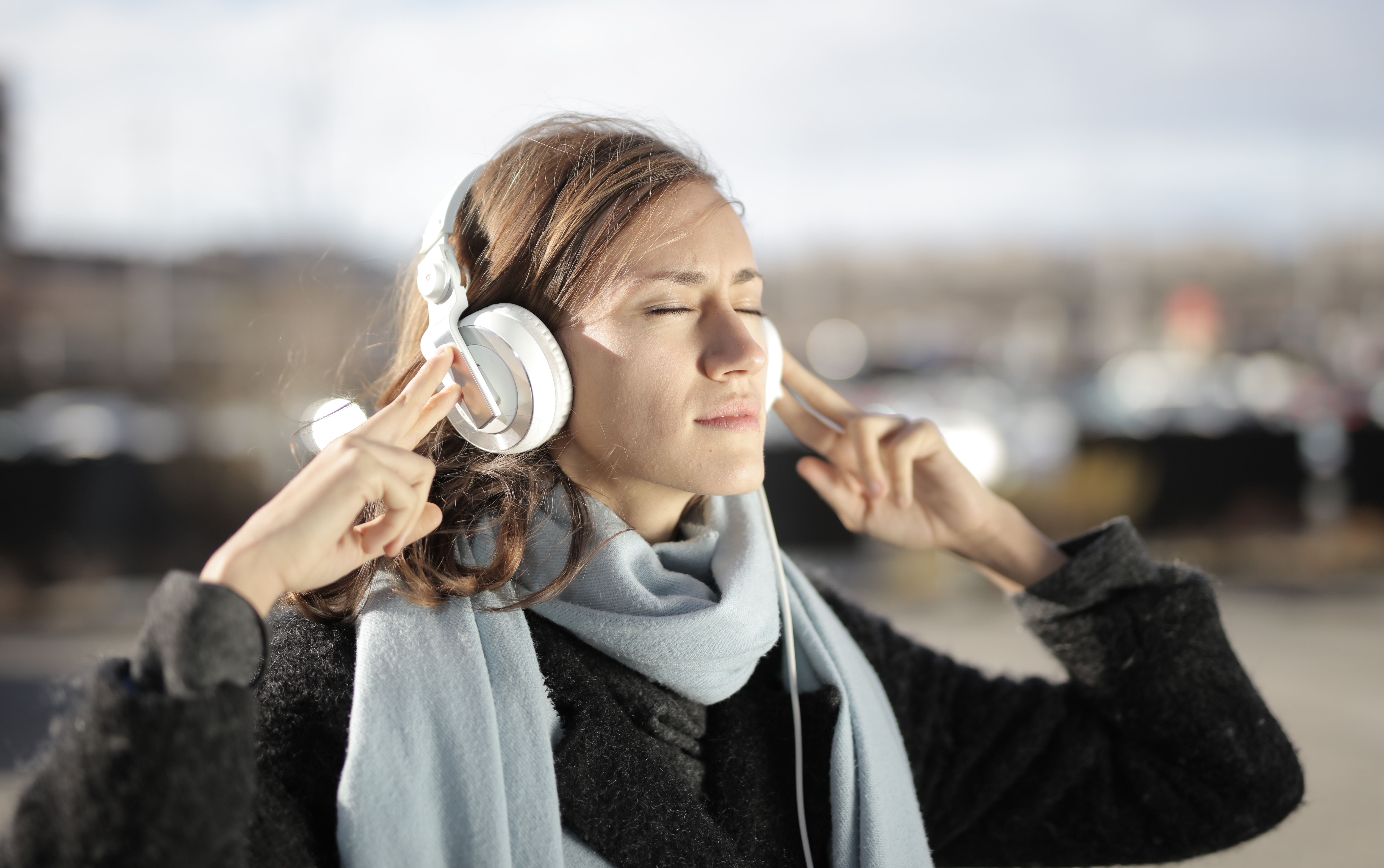 Mujer escuchando música en inglés