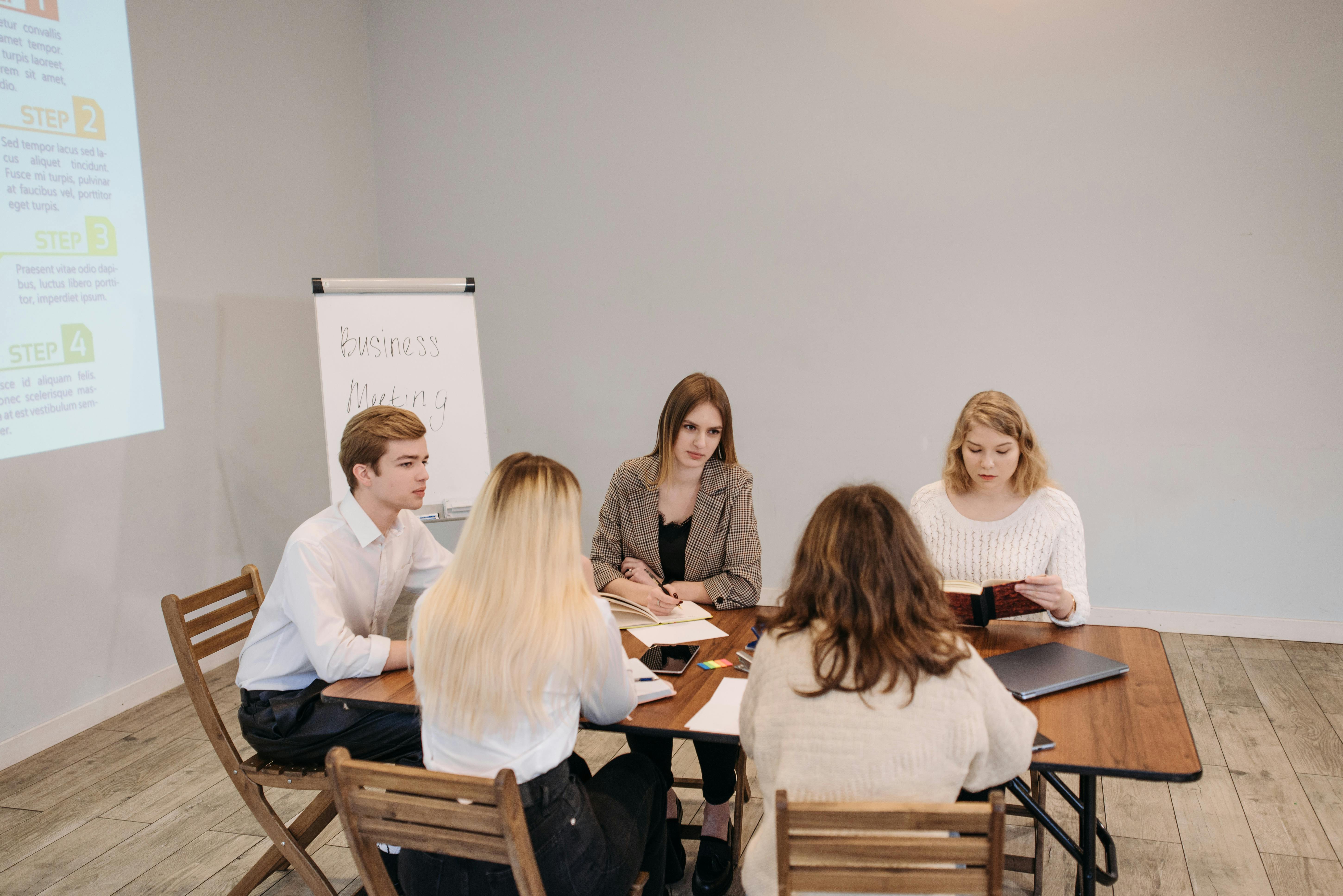 Personas en una reunión en inglés
