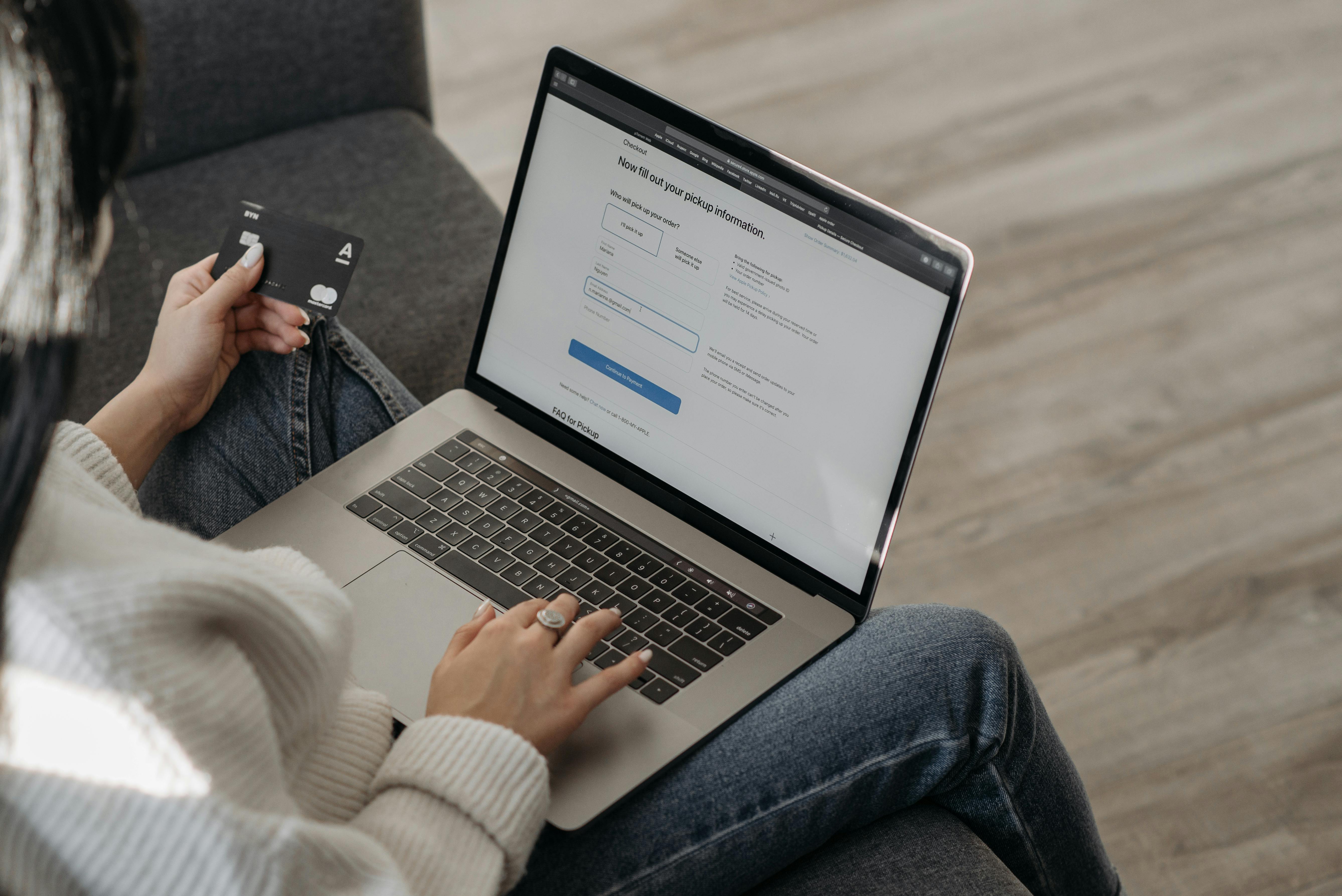 Mujer escribiendo un email en inglés