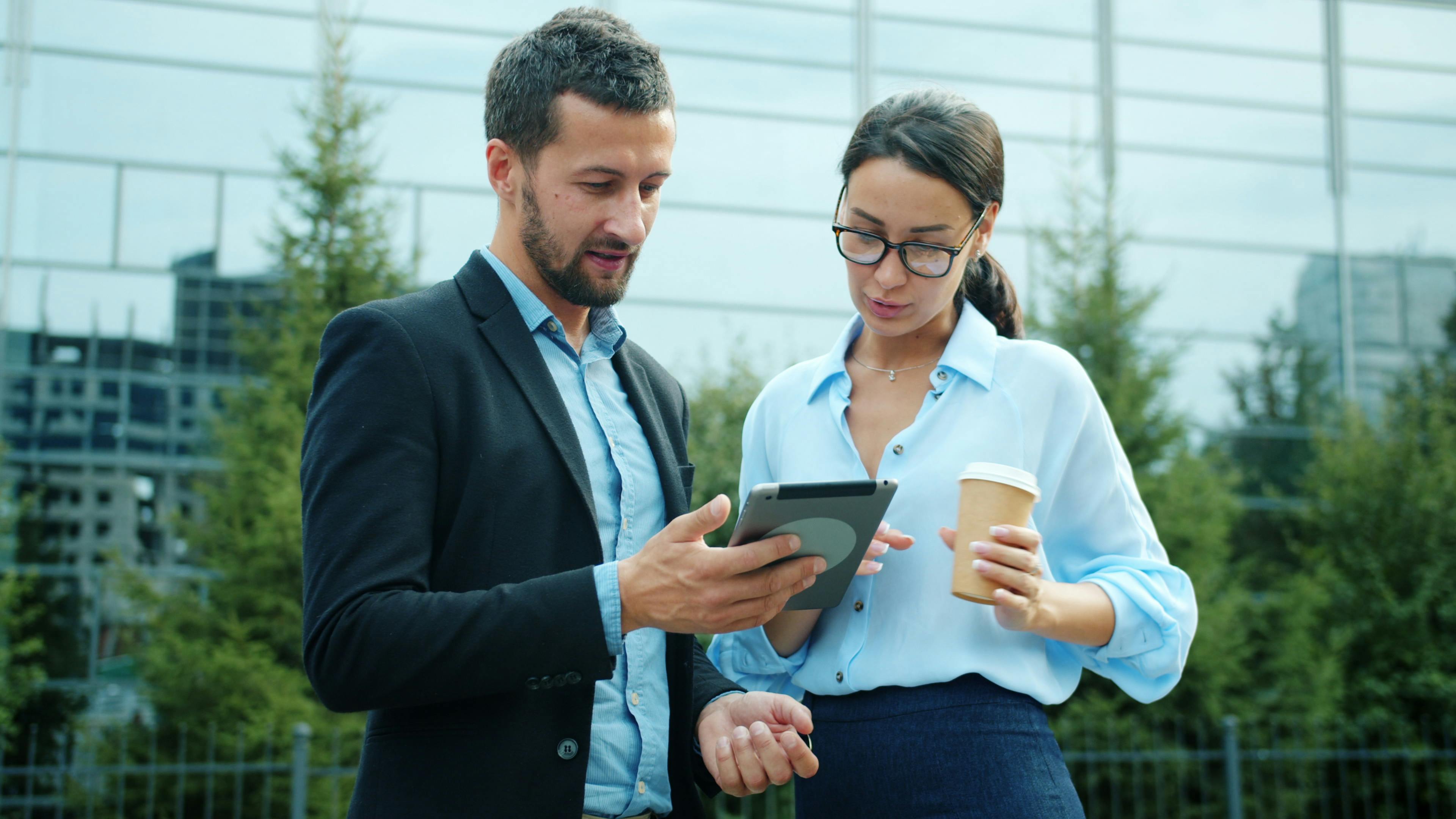 Compartir información con un colega en inglés