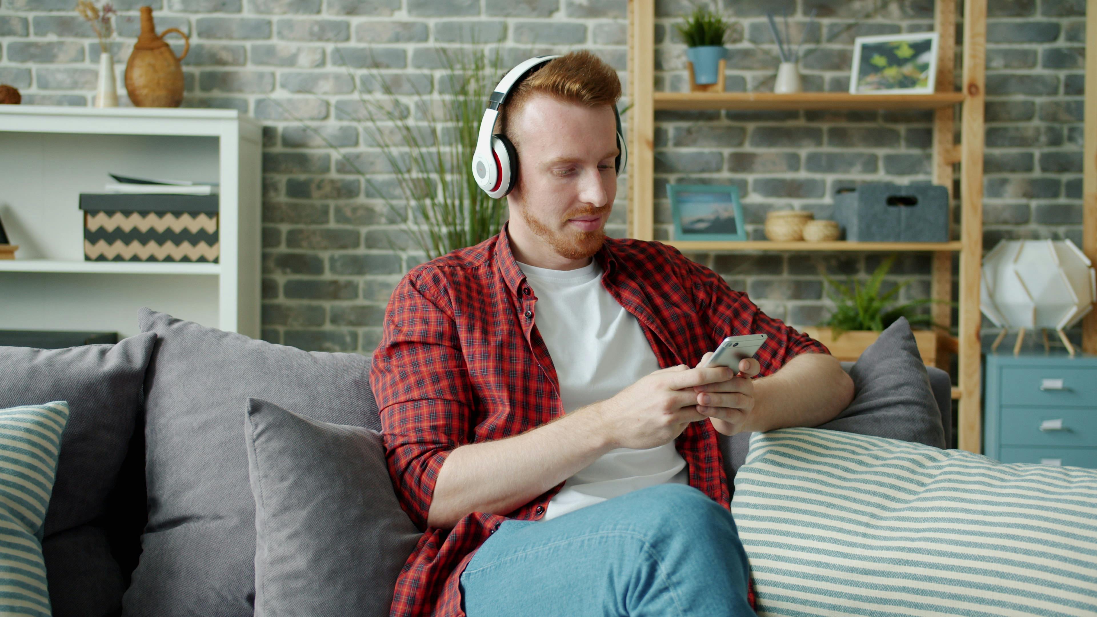 Hombre escuchando música en inglés
