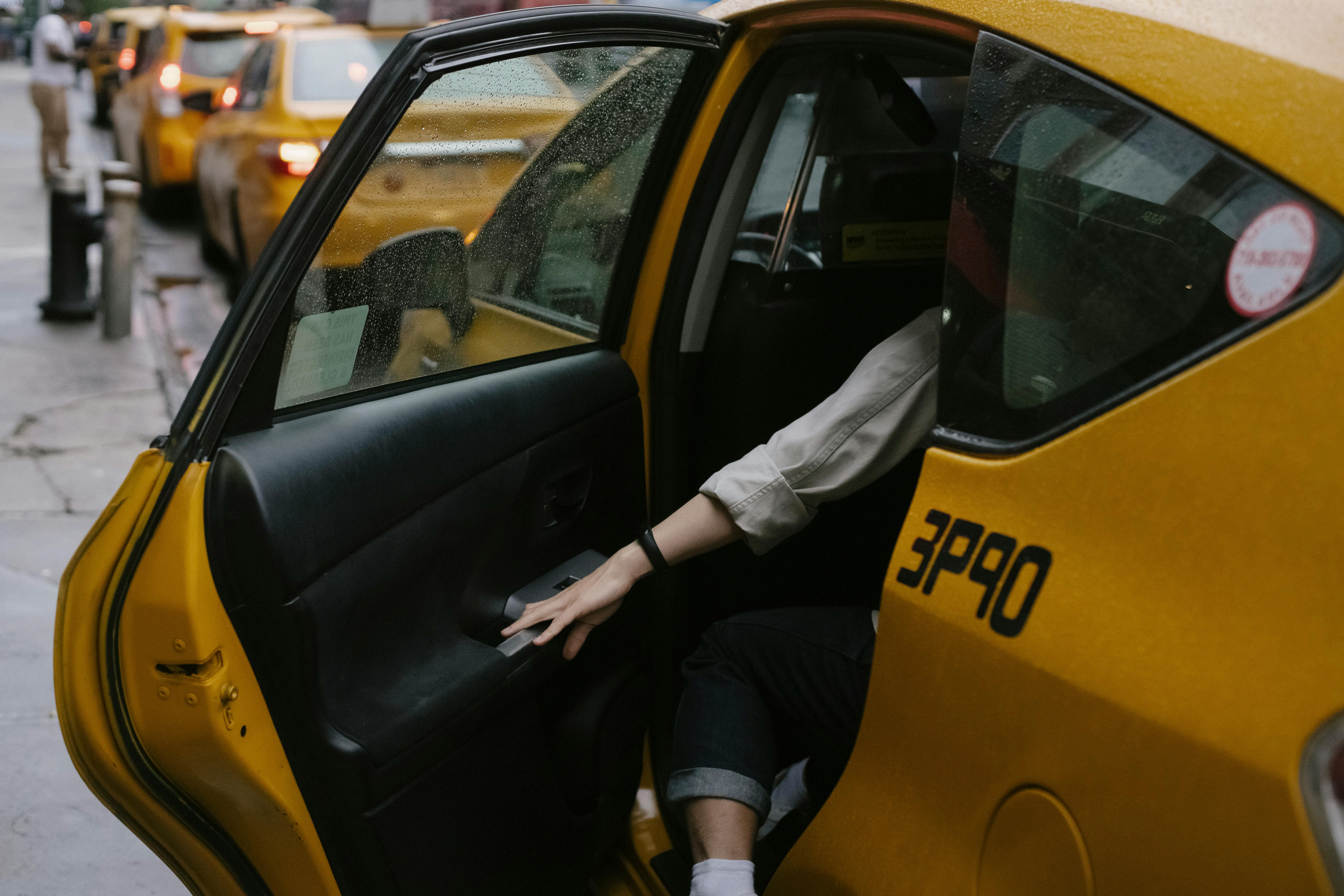 Persona tomando un taxi en inglés