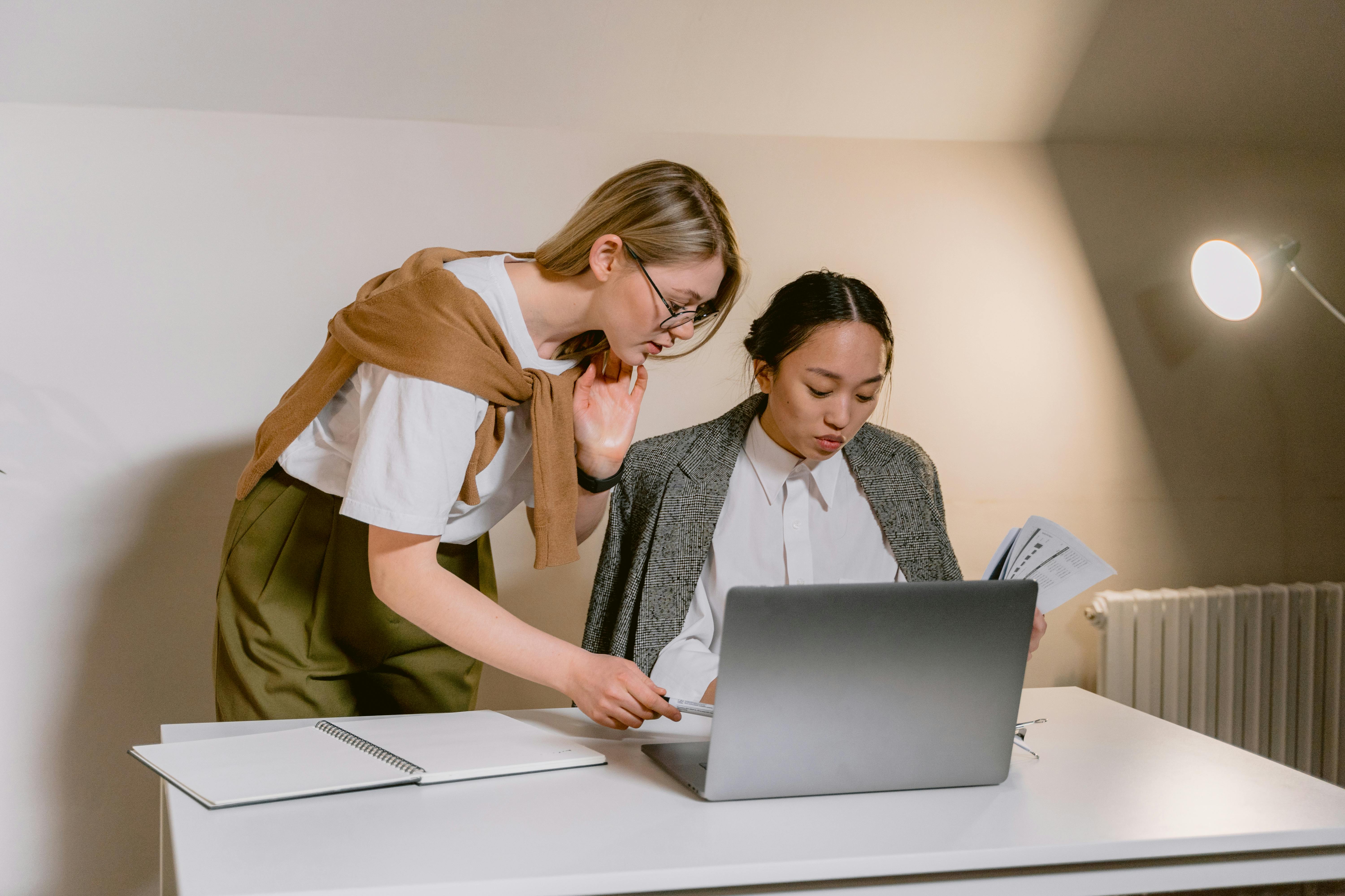 Dos colegas comunicándose en inglés