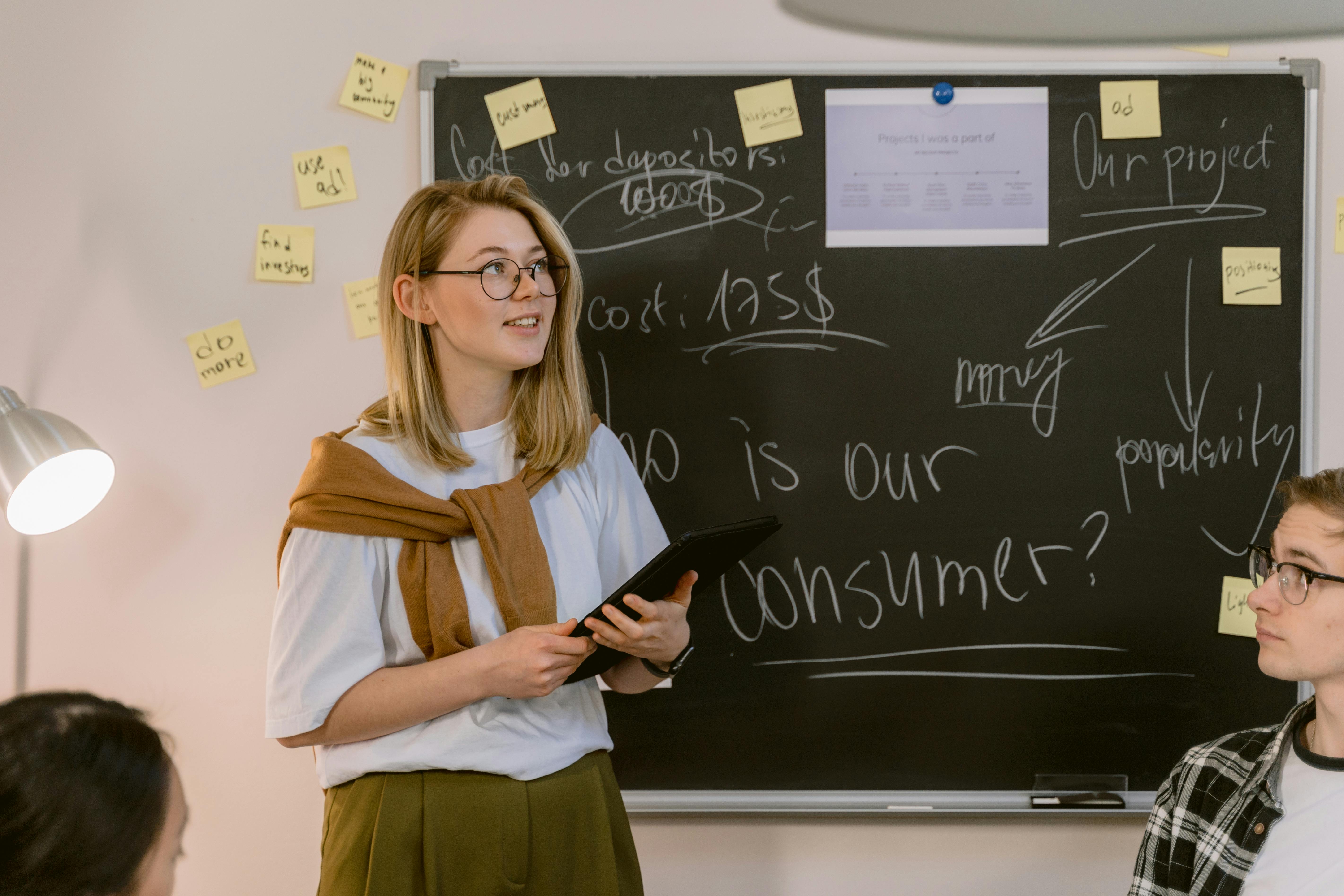 Persona dando una presentación en inglés