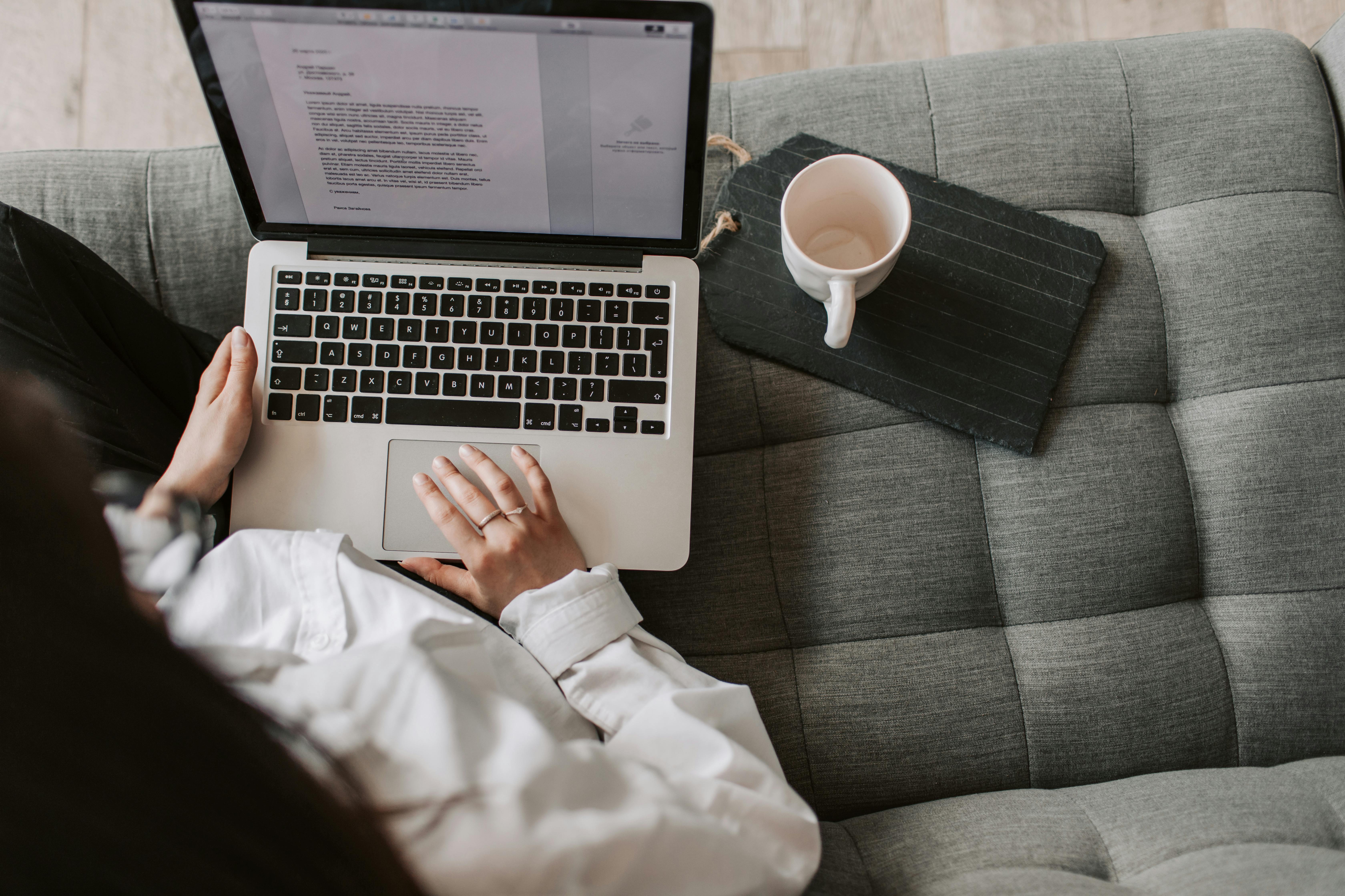 Mujer escribiendo un email en inglés