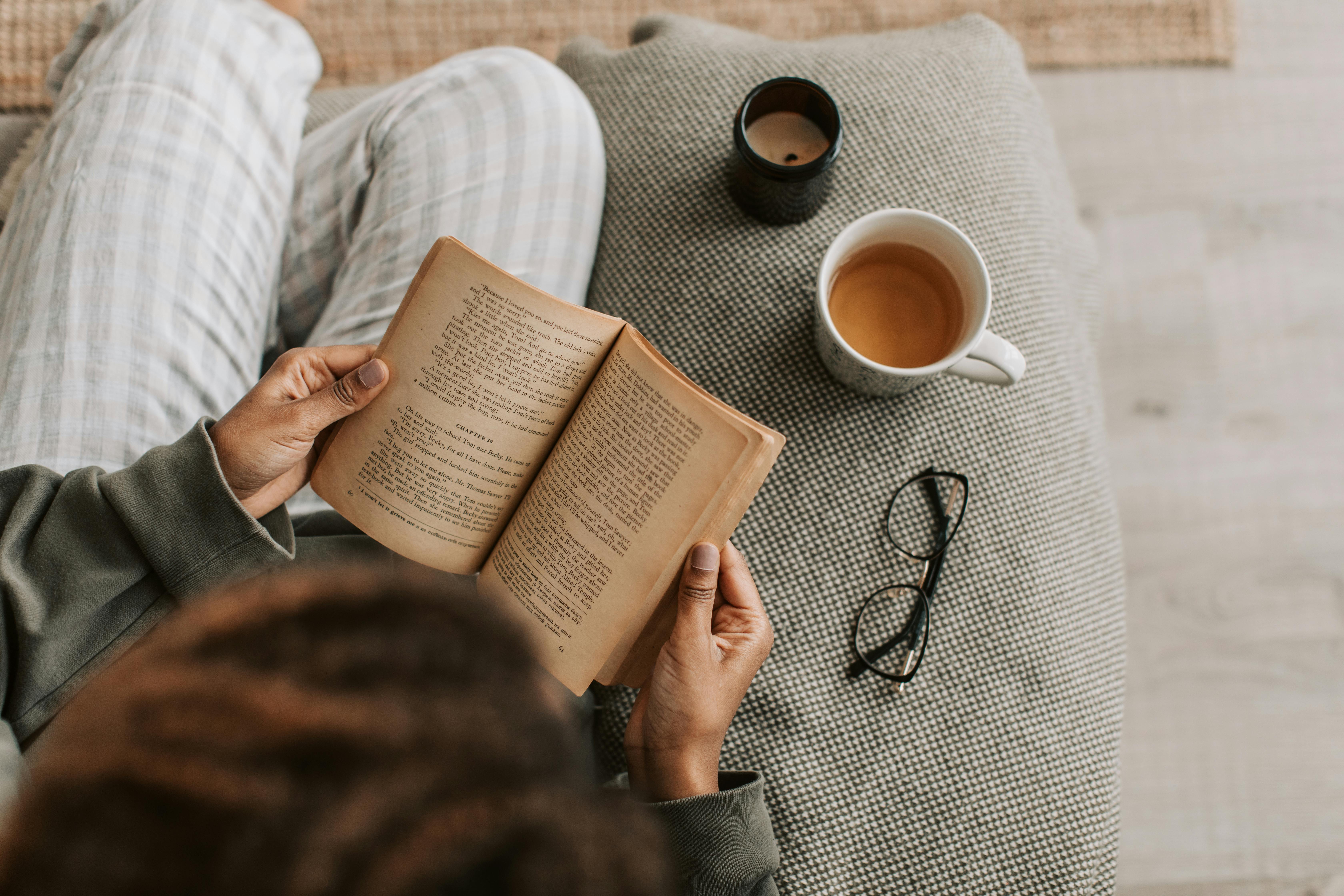 Hombre leyendo en inglés