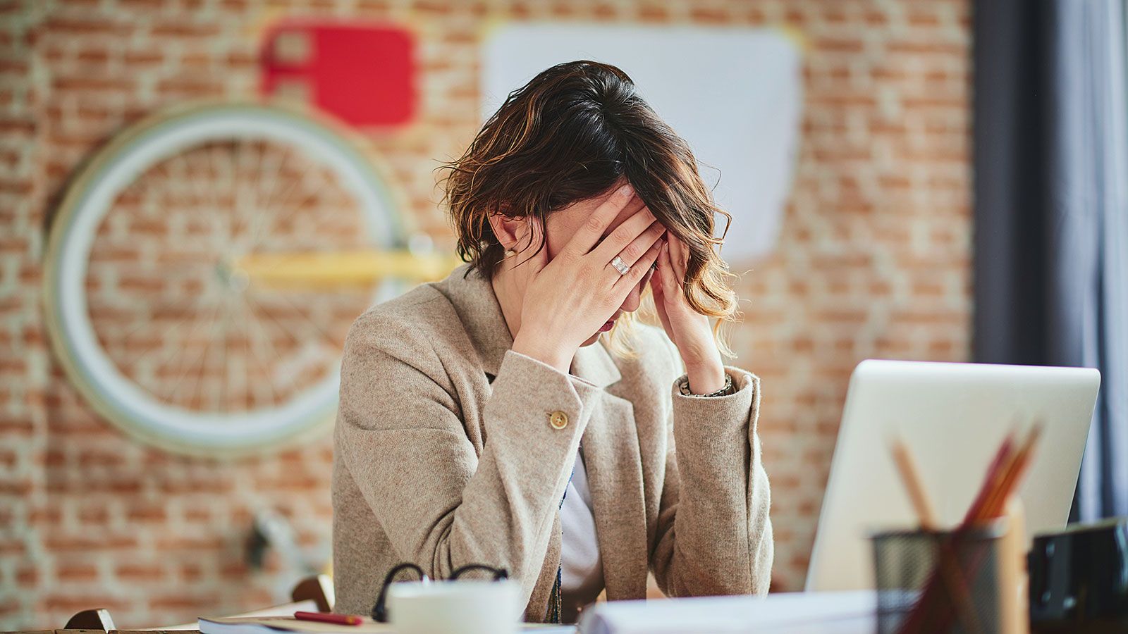 Mujer cansada porque no puede hablar inglés