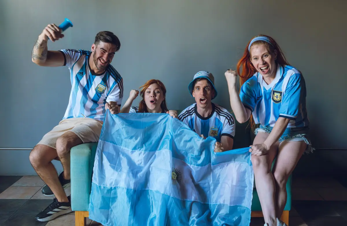 Personas alentando a Argentina en inglés