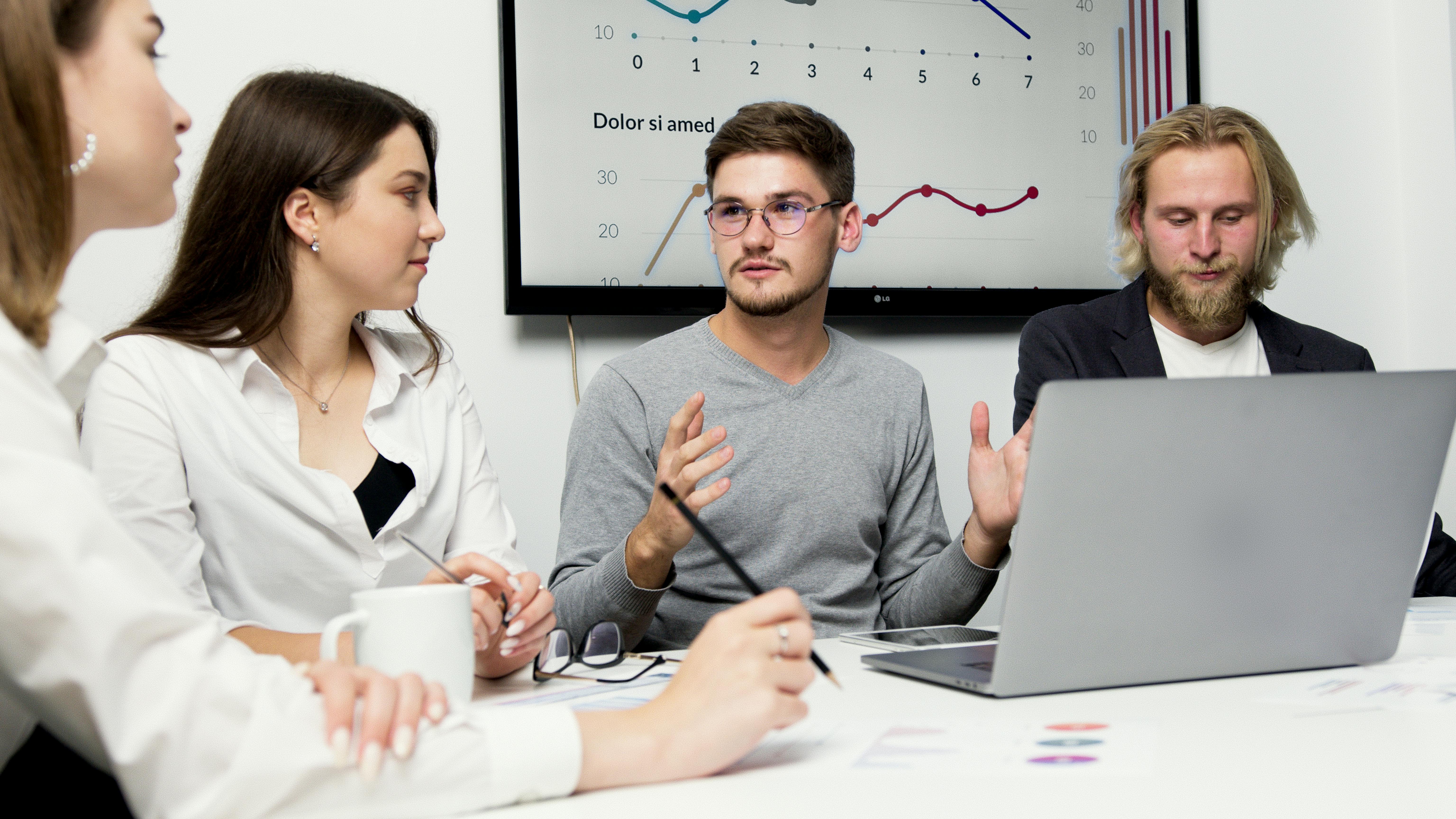 Personas estudiando inglés