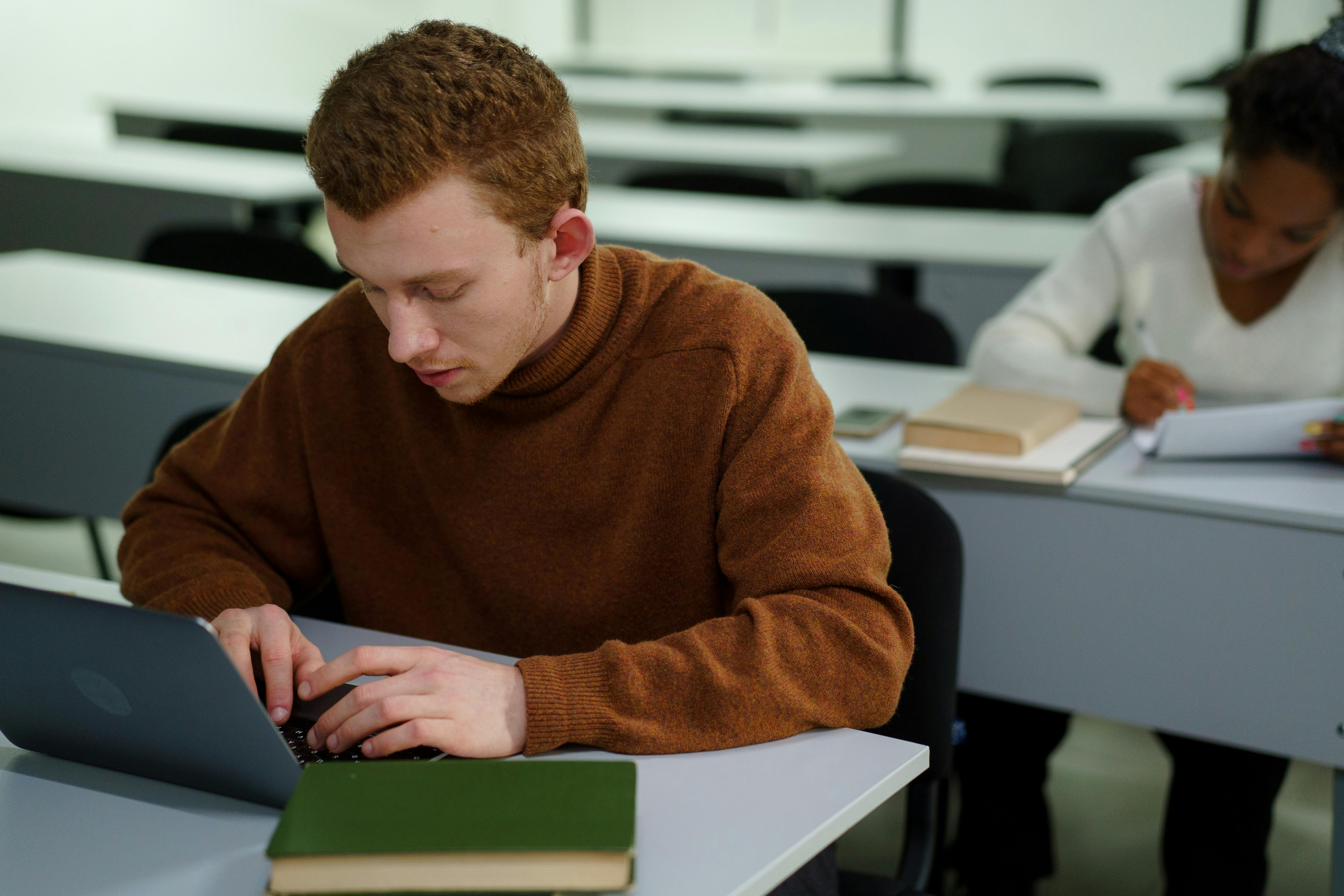 Alumno en clase de inglés