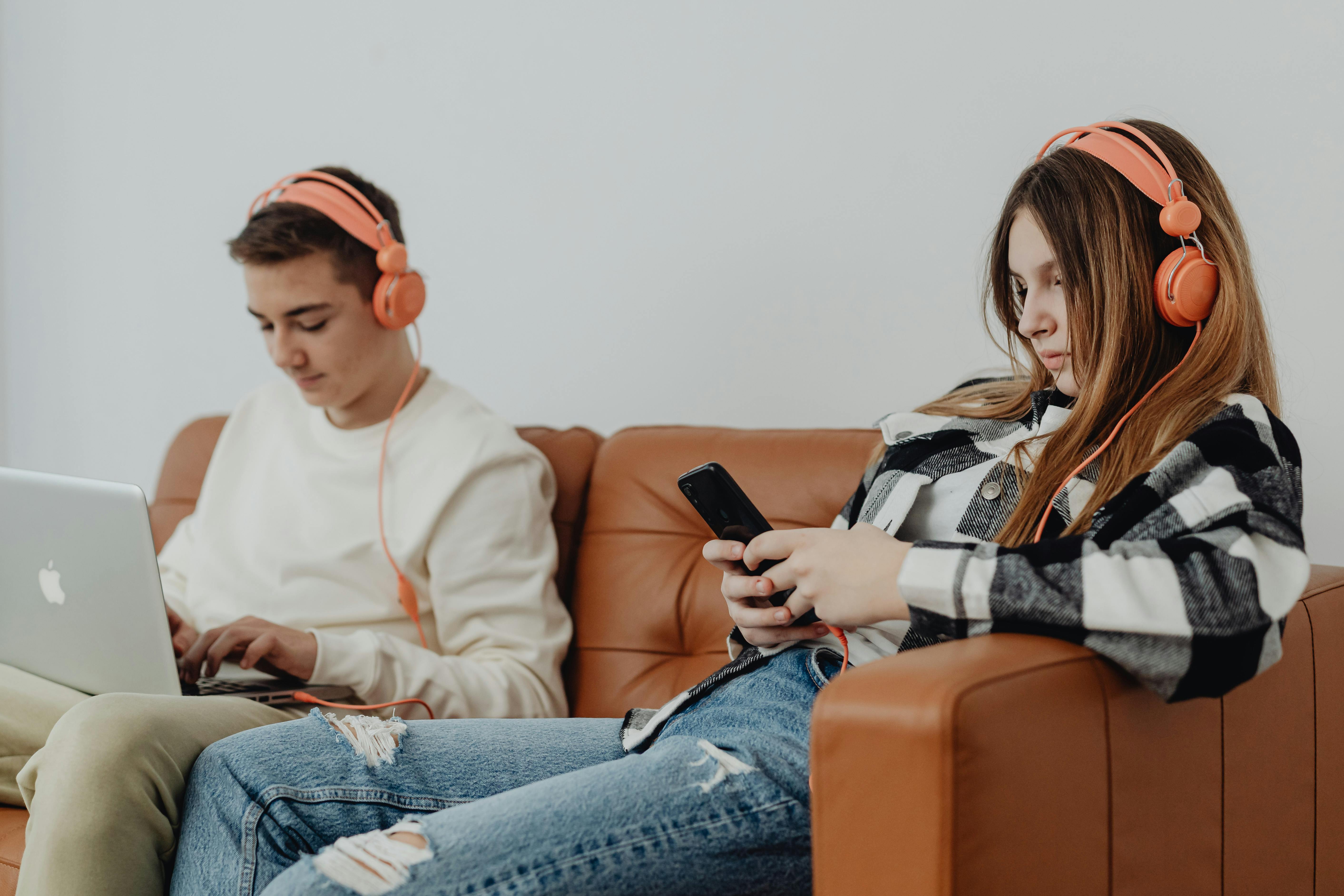 Alumnos escuchando podcast en inglés
