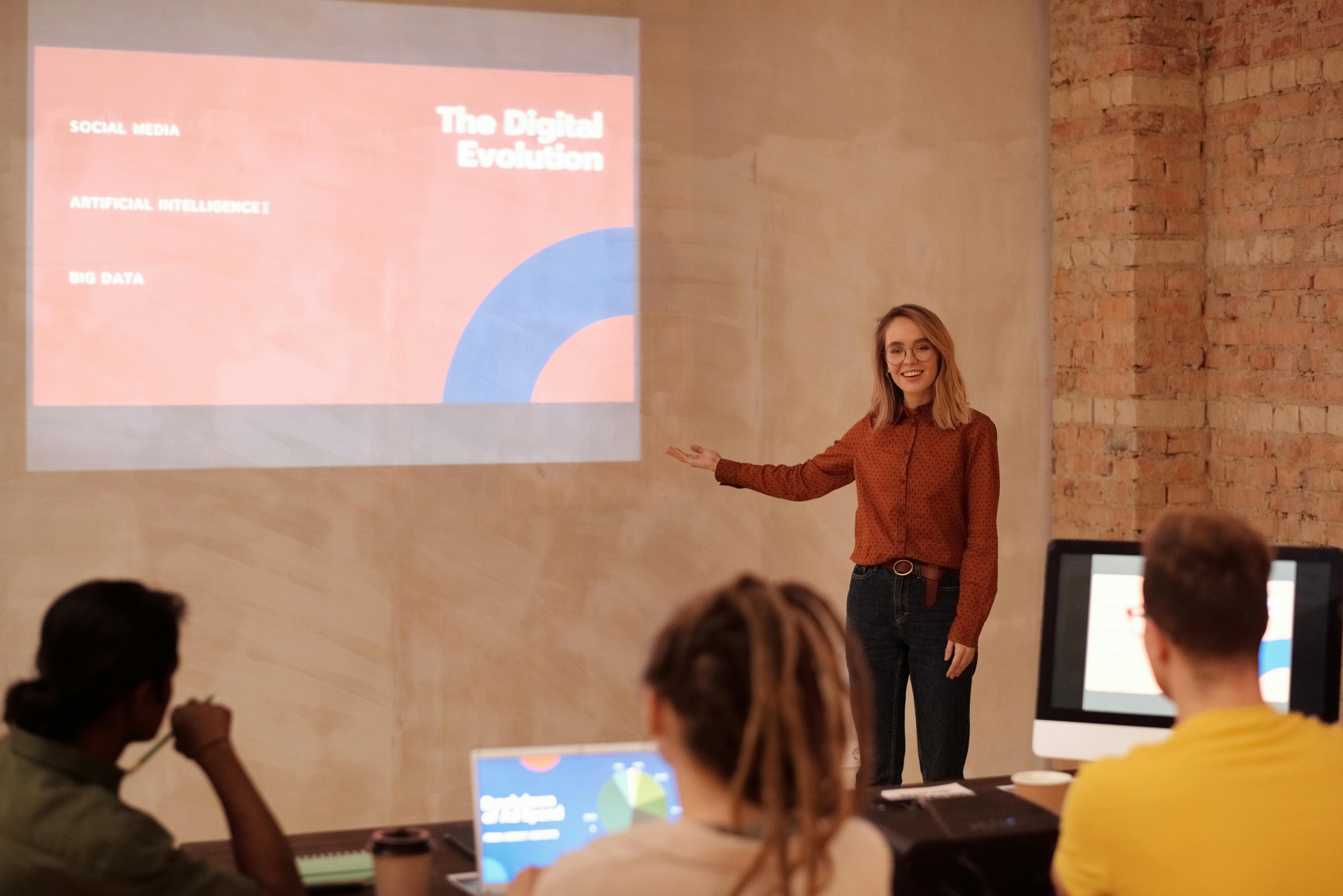 Mujer dando una presentación en inglés