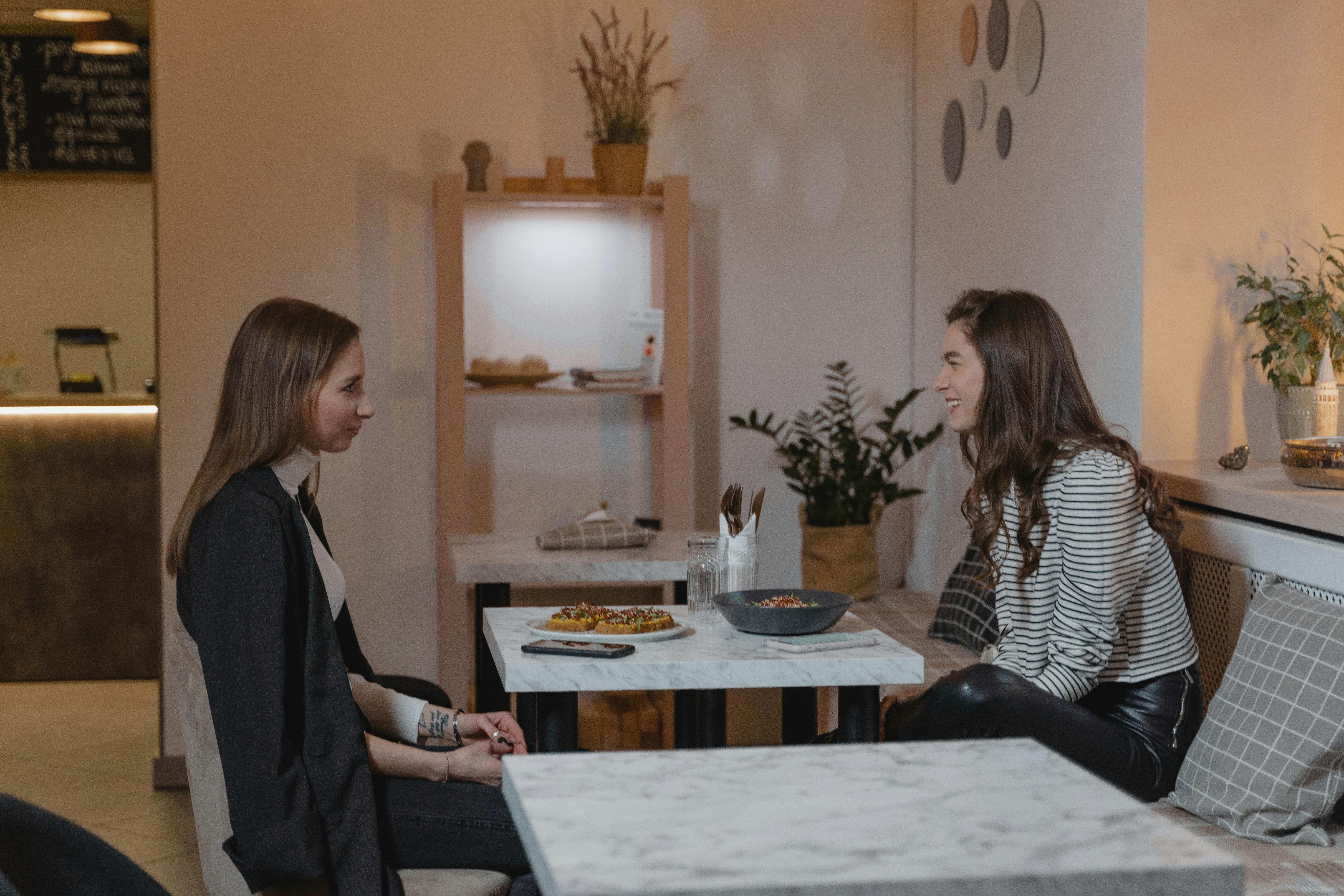Personas charlando en inglés